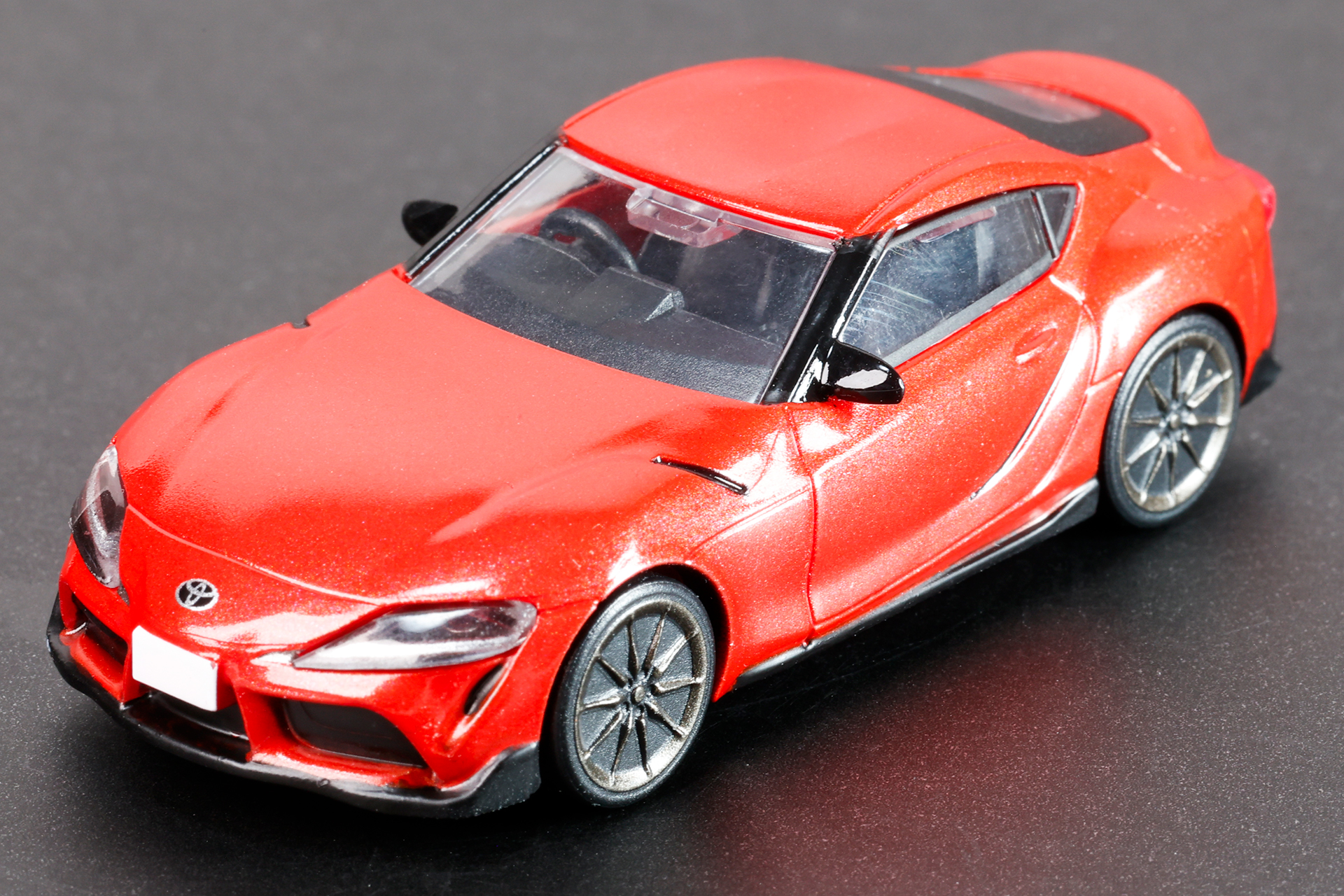 赤をベースにしながらも黒いパーツ類との組みあわせがカッコイイ！