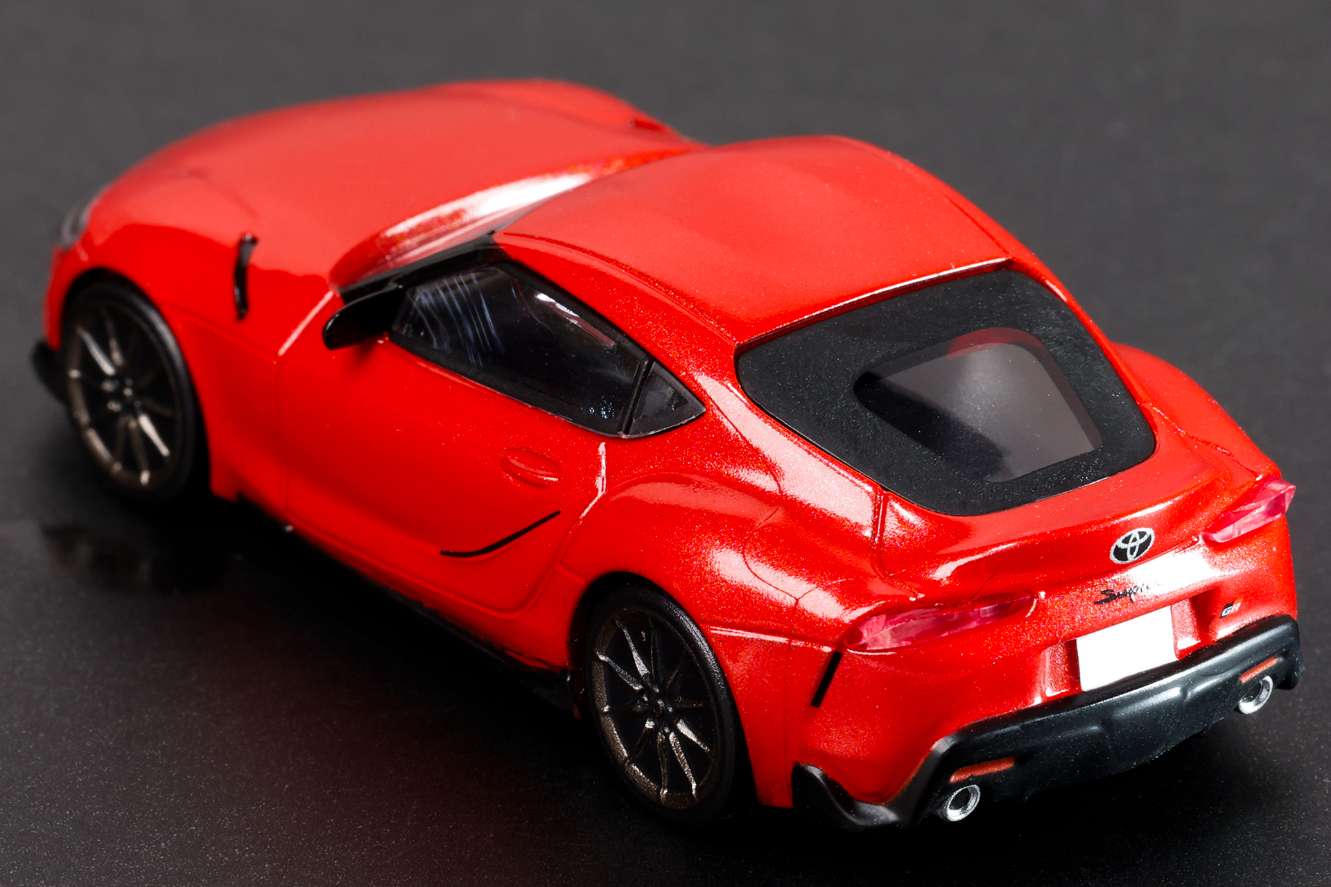 後ろななめから見るスタイルも美しい