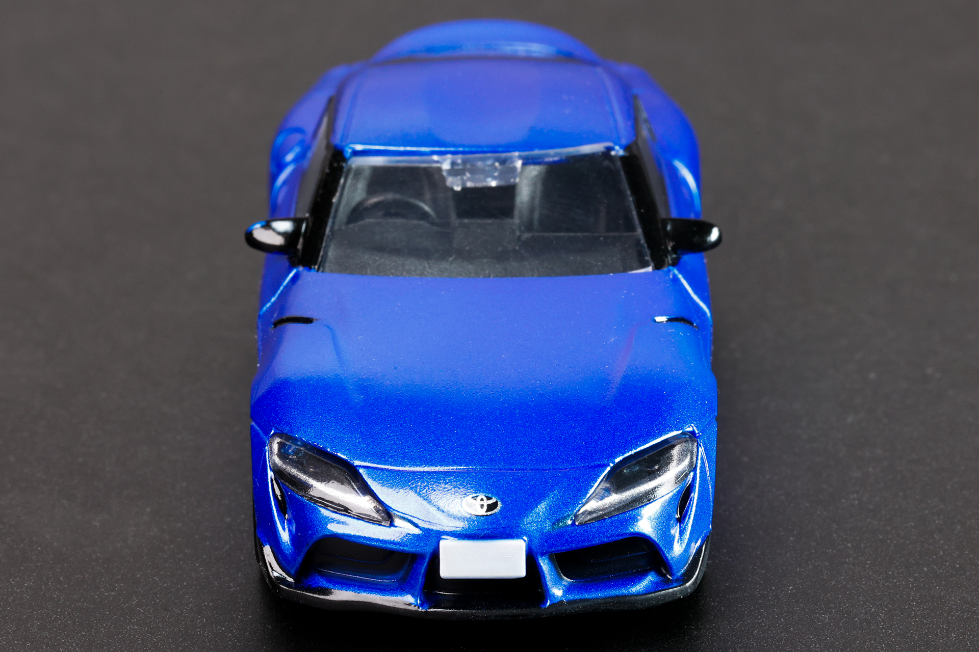 夜明けの街に似合いそうなクールなスタイルだ