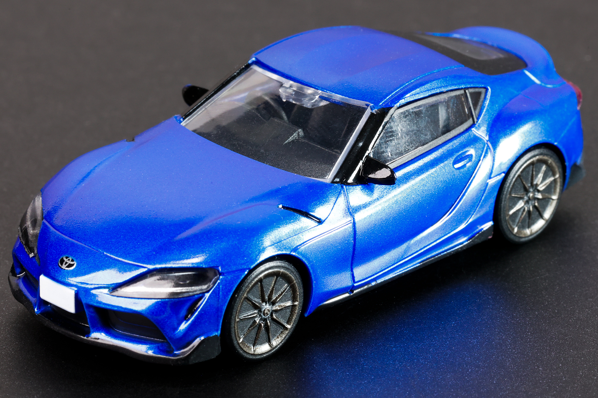 ヘッドライト部分は、ライトの内側から塗装されている