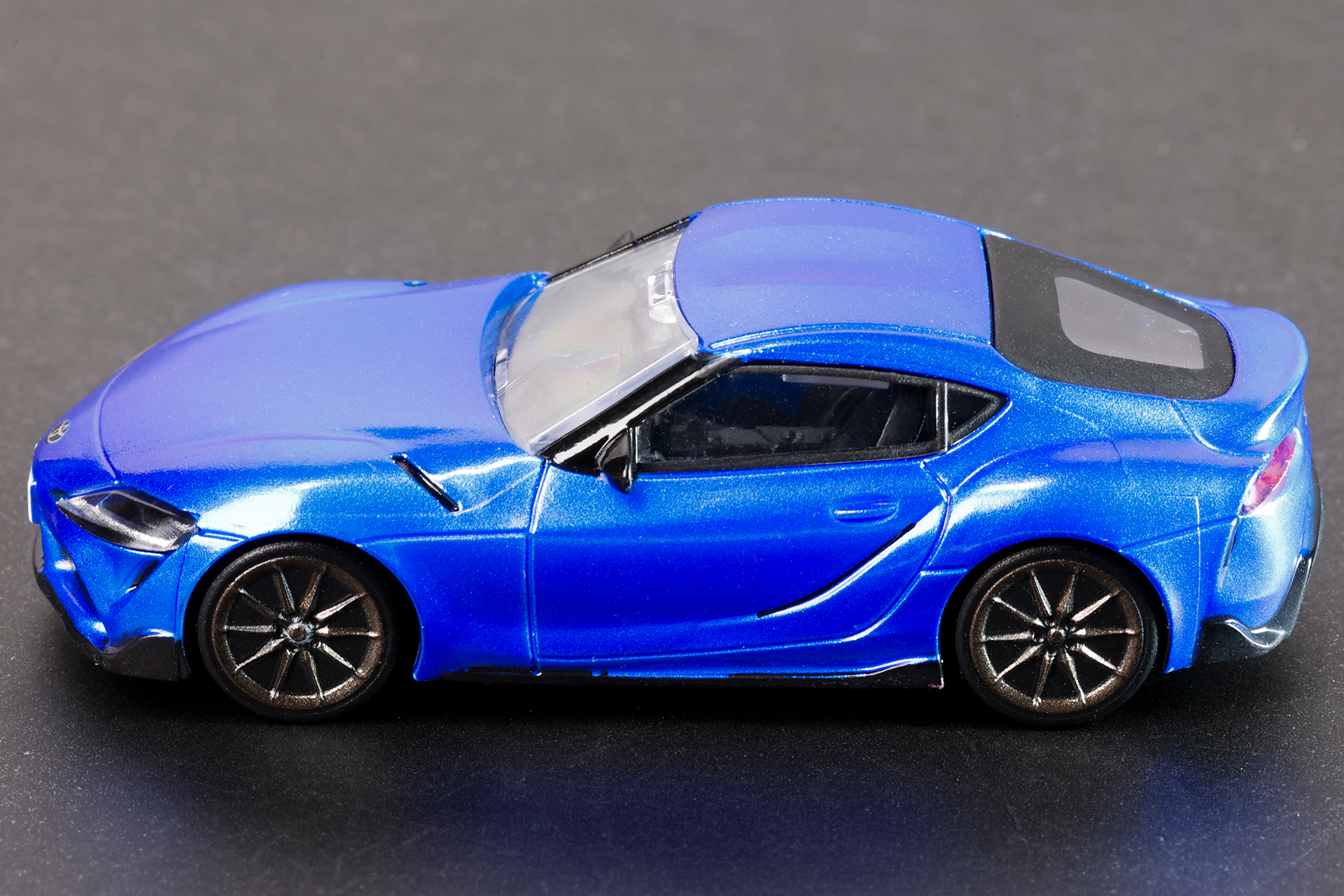 絶妙なテカリ具合はメタリックカラーならではだ