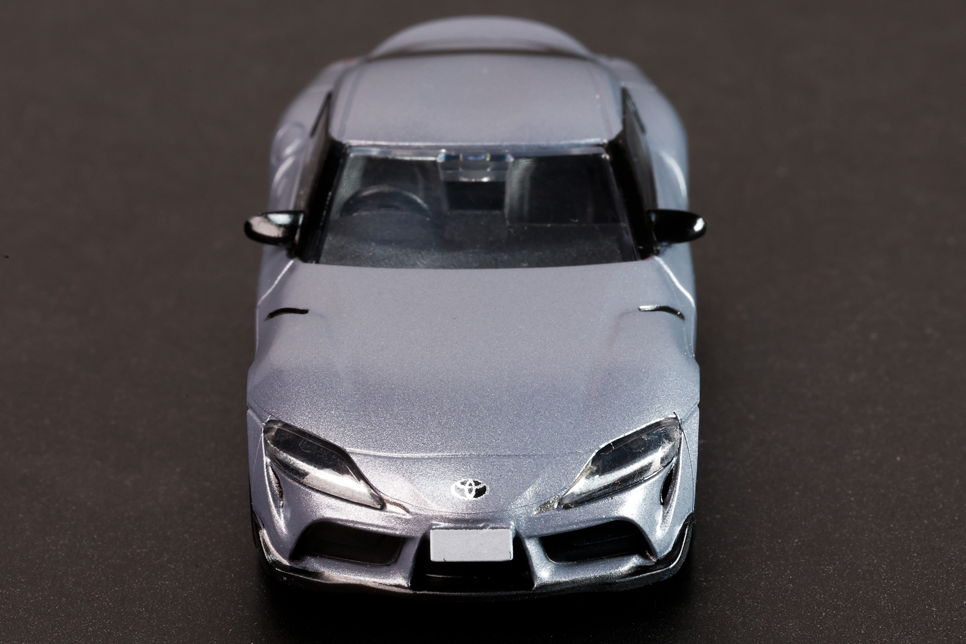 ただのグレーとも、ただのメタリックとも異なる色合いになっているところが面白い