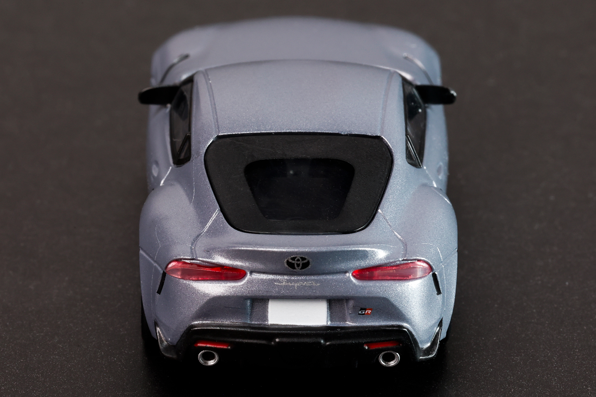 リアガラスもスポーツカースタイルだ