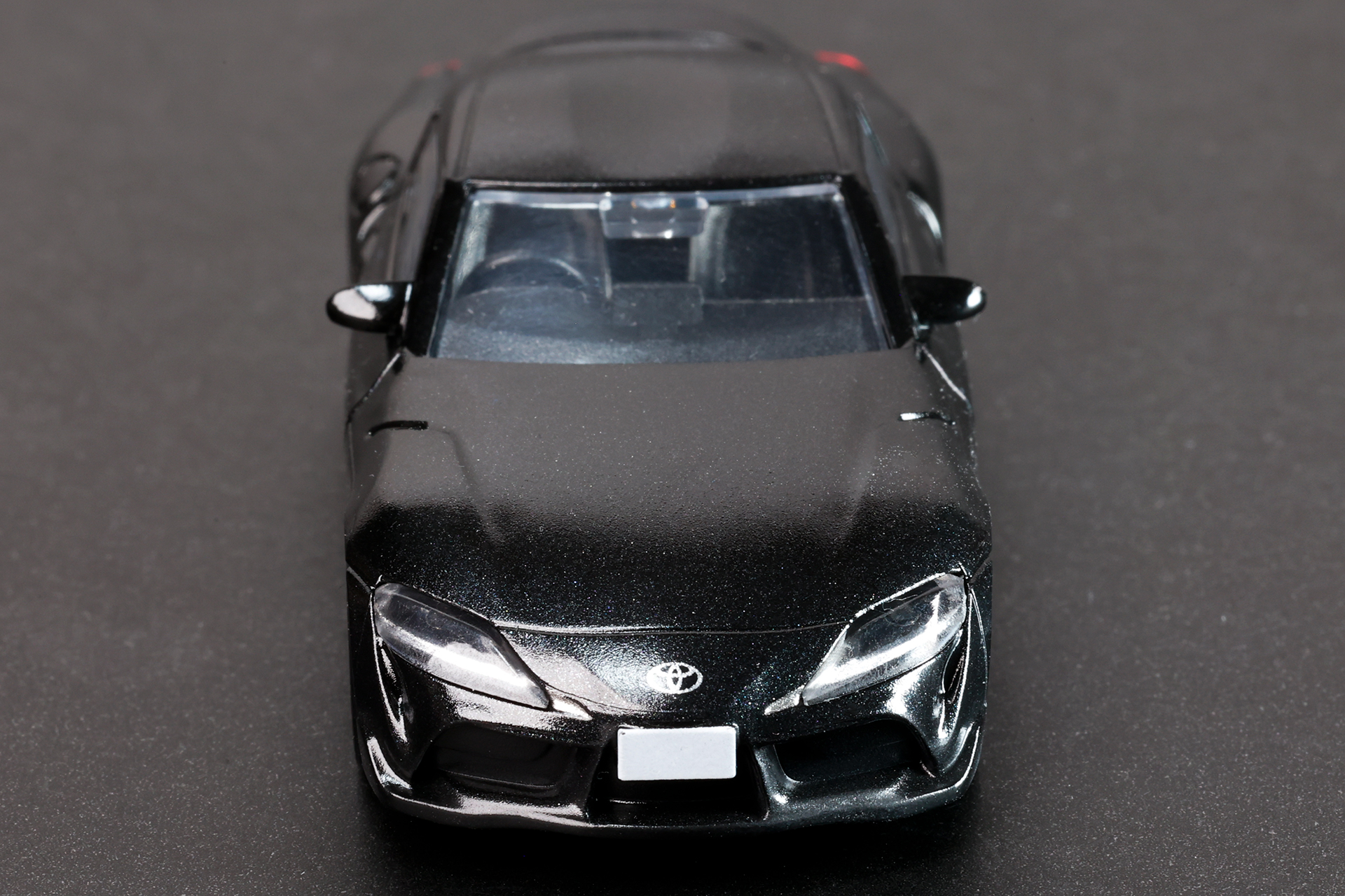 キラリと光るメタリックブラックがクールな車両だ