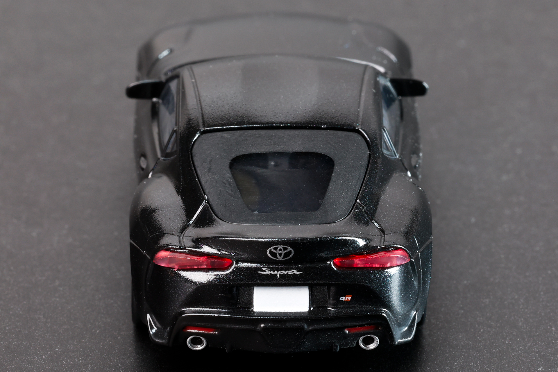 黒いボディに赤いテールライトがよく似合う