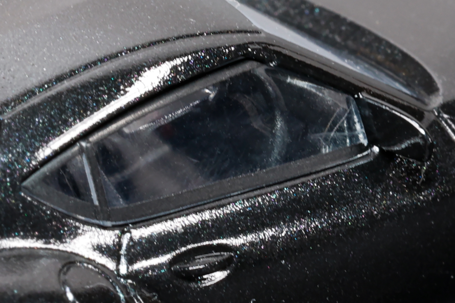 窓からは車内のハンドルが見える