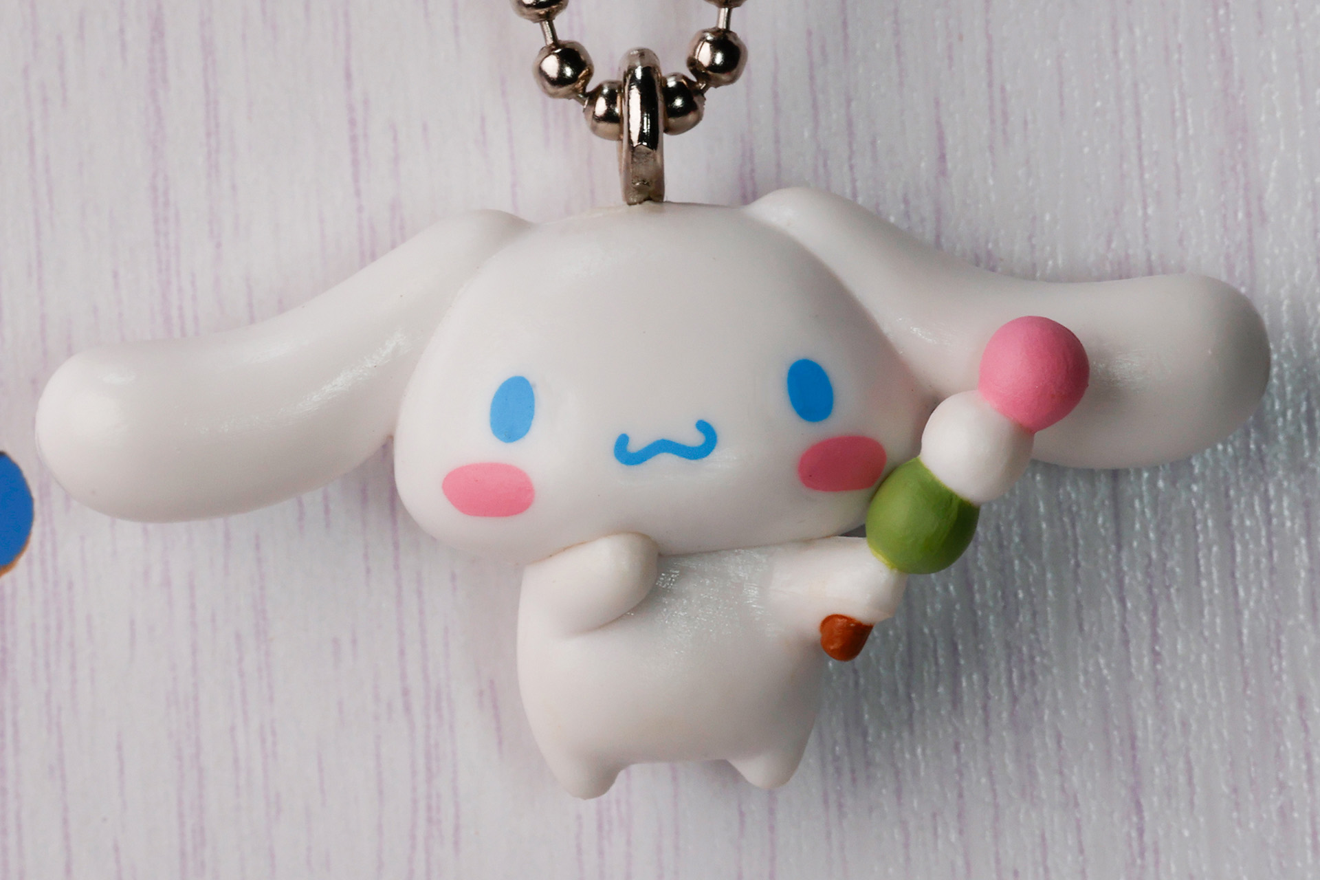 体のサイズから比較すると、かなり大きめのお団子を手に持っている