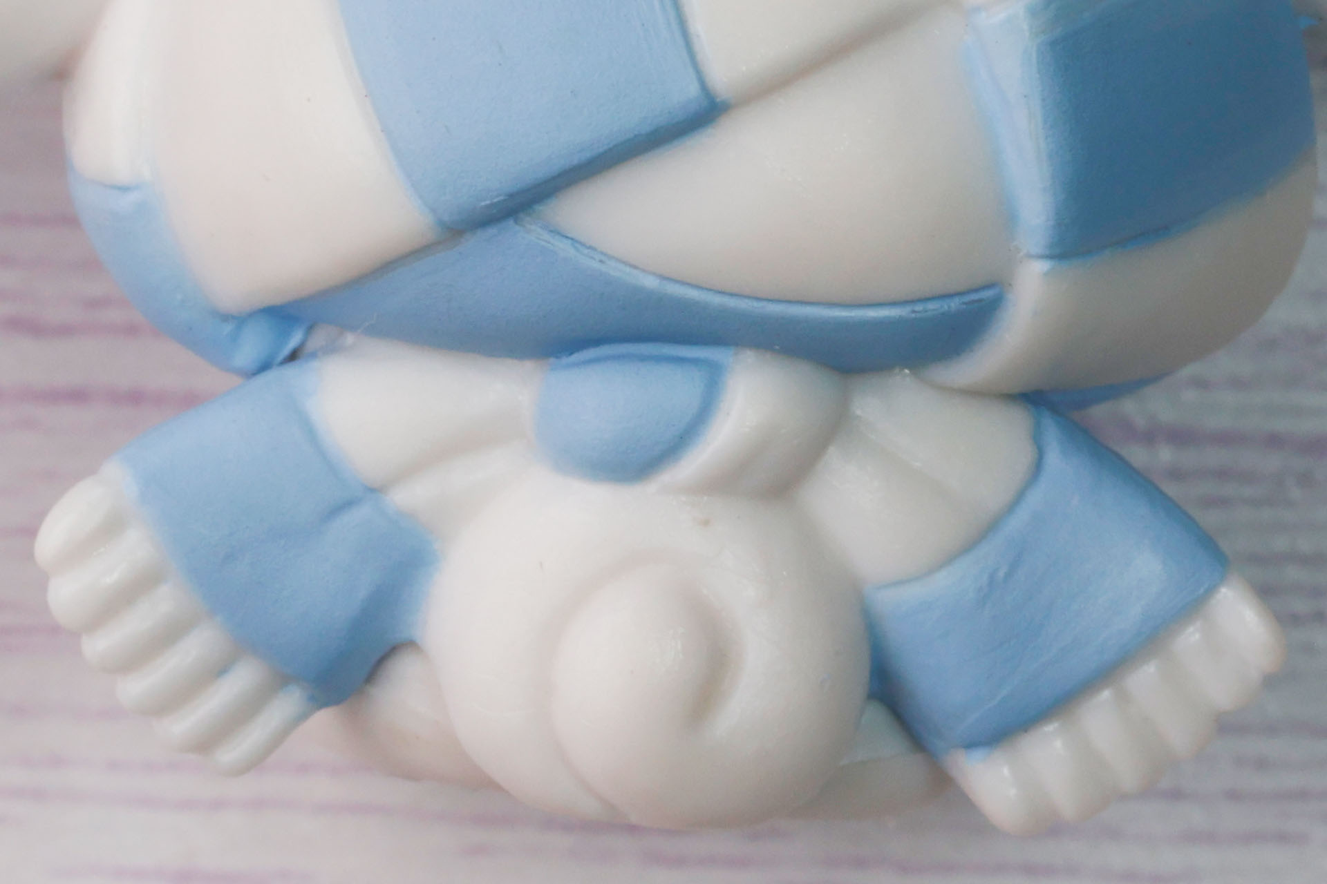 頭に巻かれたマフラーとしっぽがかわいい