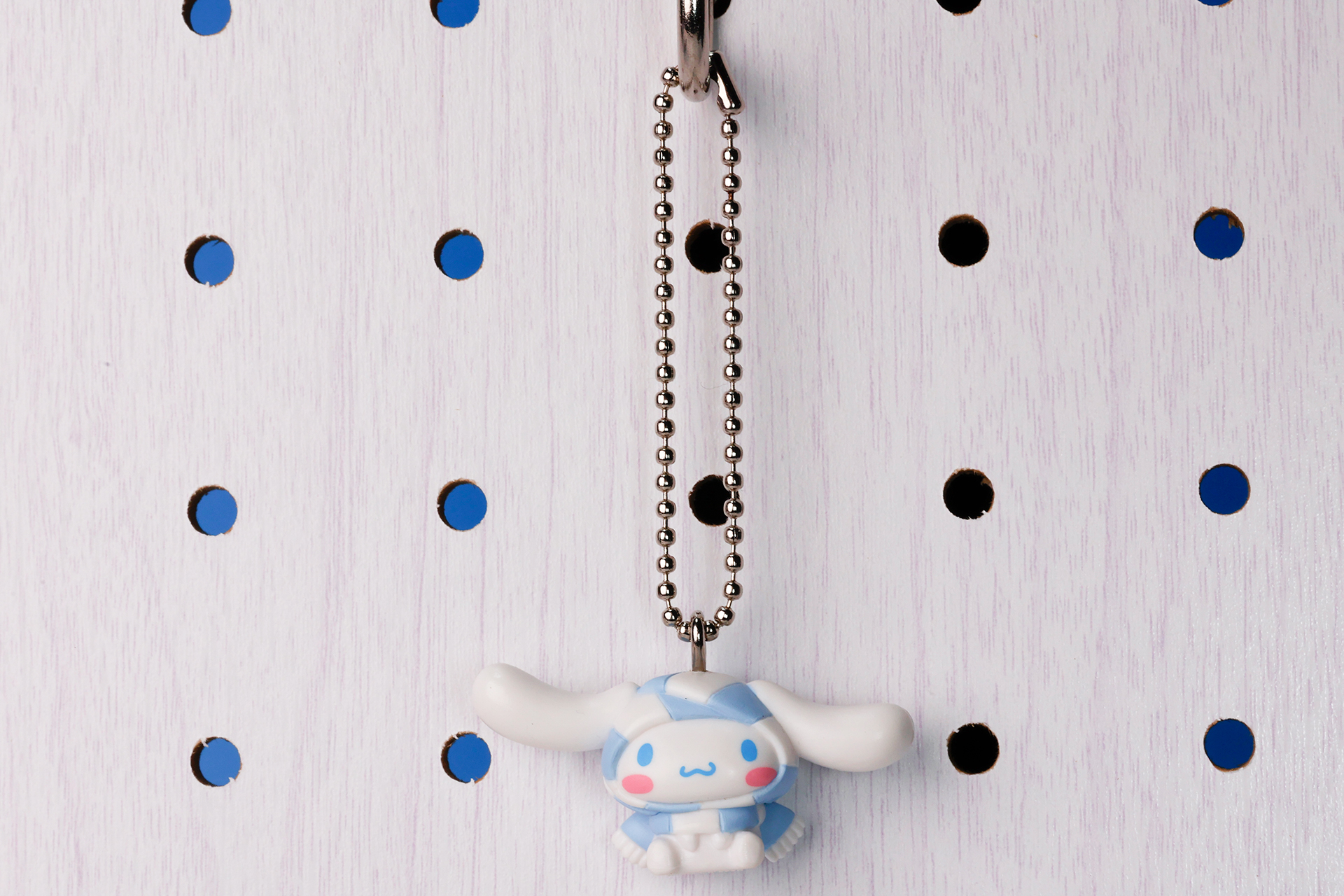 片耳が少し上がっている