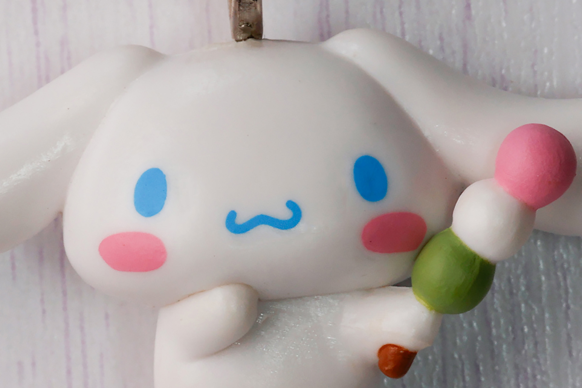 お団子がほっぺにくっついてる!?