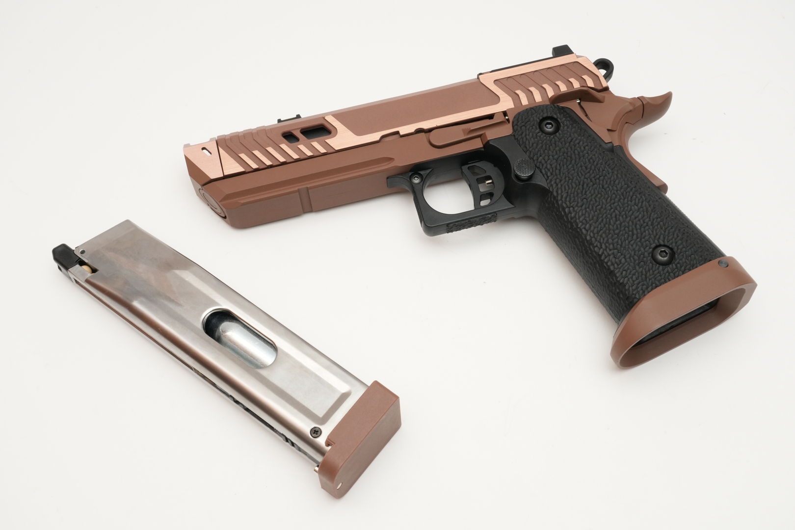 本体カラーは屋外フィールドに馴染みそうだ