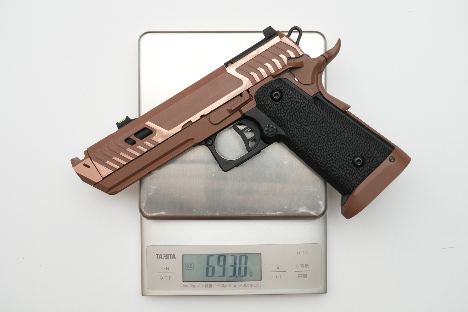 本体の実測重量は693.0g