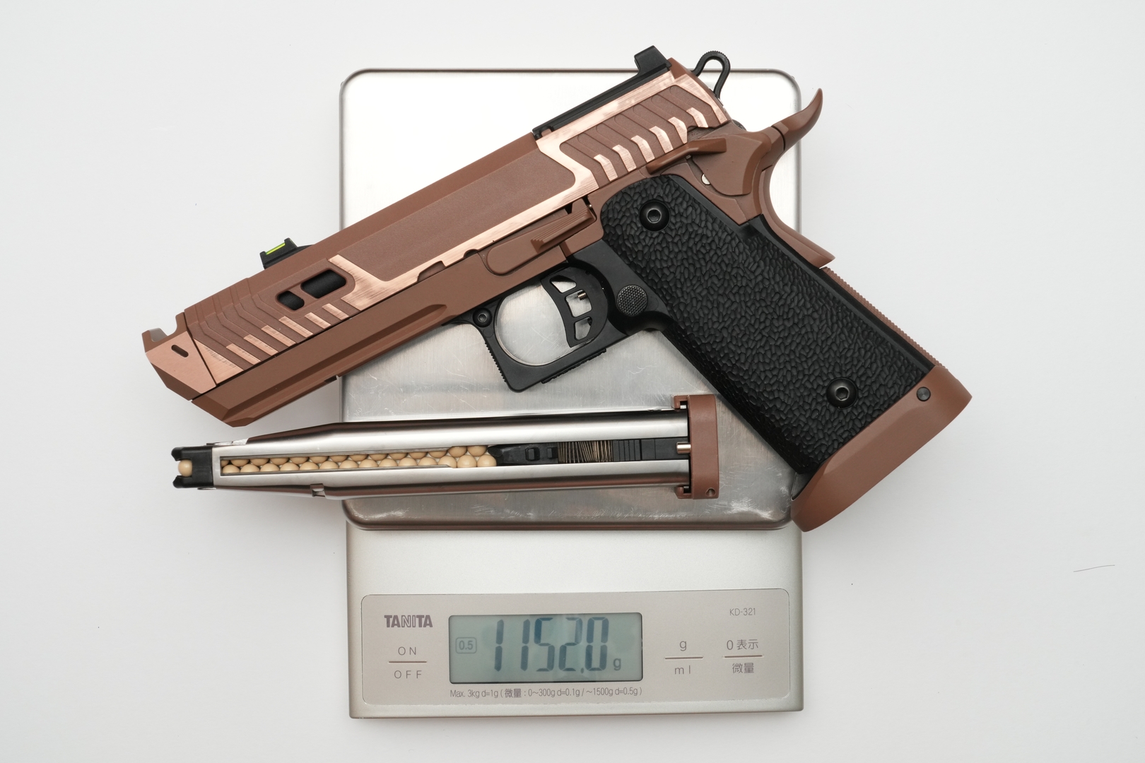 本体、マガジン、CO2ガスカートリッジ、0.20g BB弾31発の合計重量は実測1152.0g