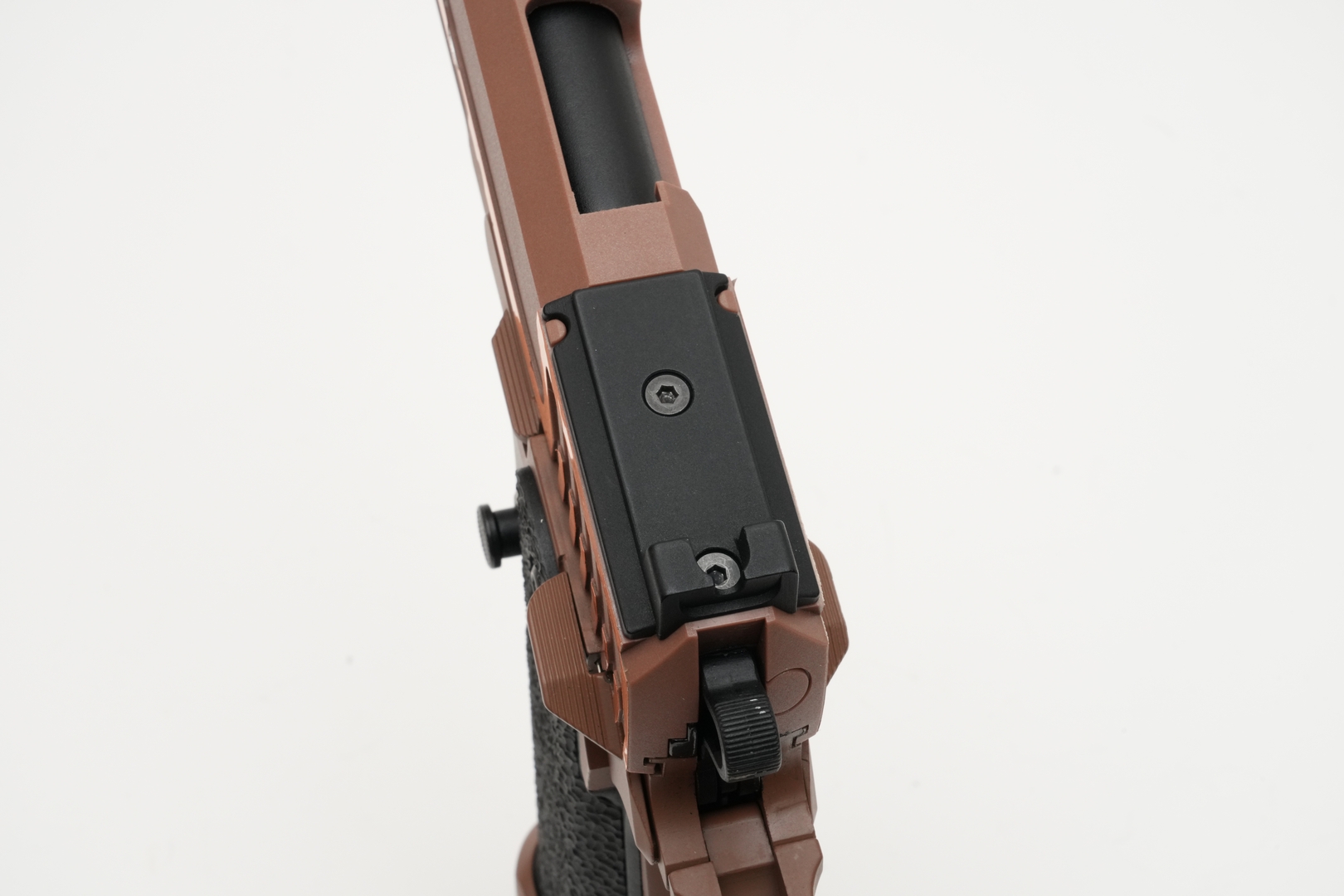 今回は「NOVEL ARMS ABSOLUTE PRO」を仮に装着してみた。直付けすると低い位置で固定されるので、視差（パララックス）の影響を低減できる