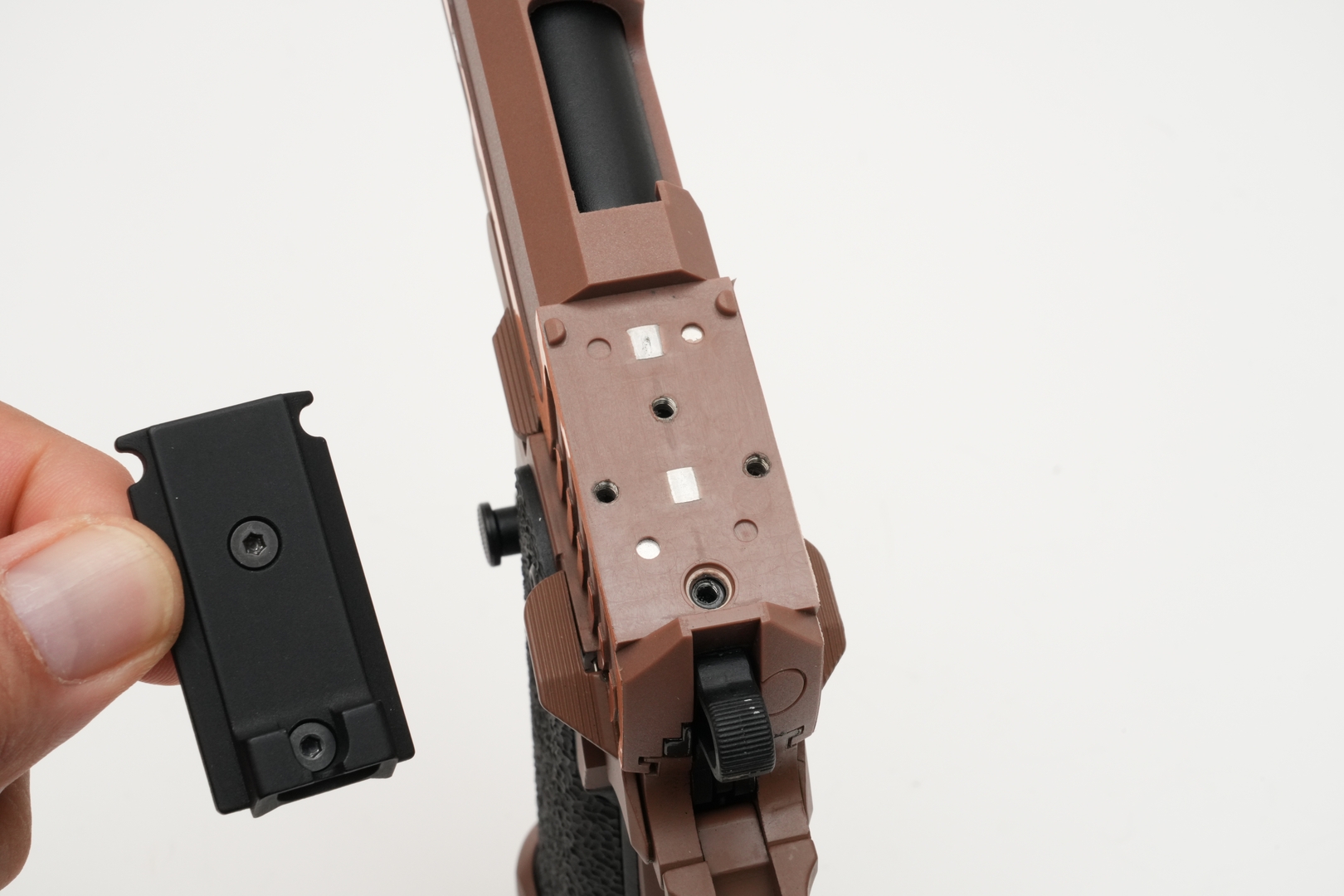 今回は「NOVEL ARMS ABSOLUTE PRO」を仮に装着してみた。直付けすると低い位置で固定されるので、視差（パララックス）の影響を低減できる