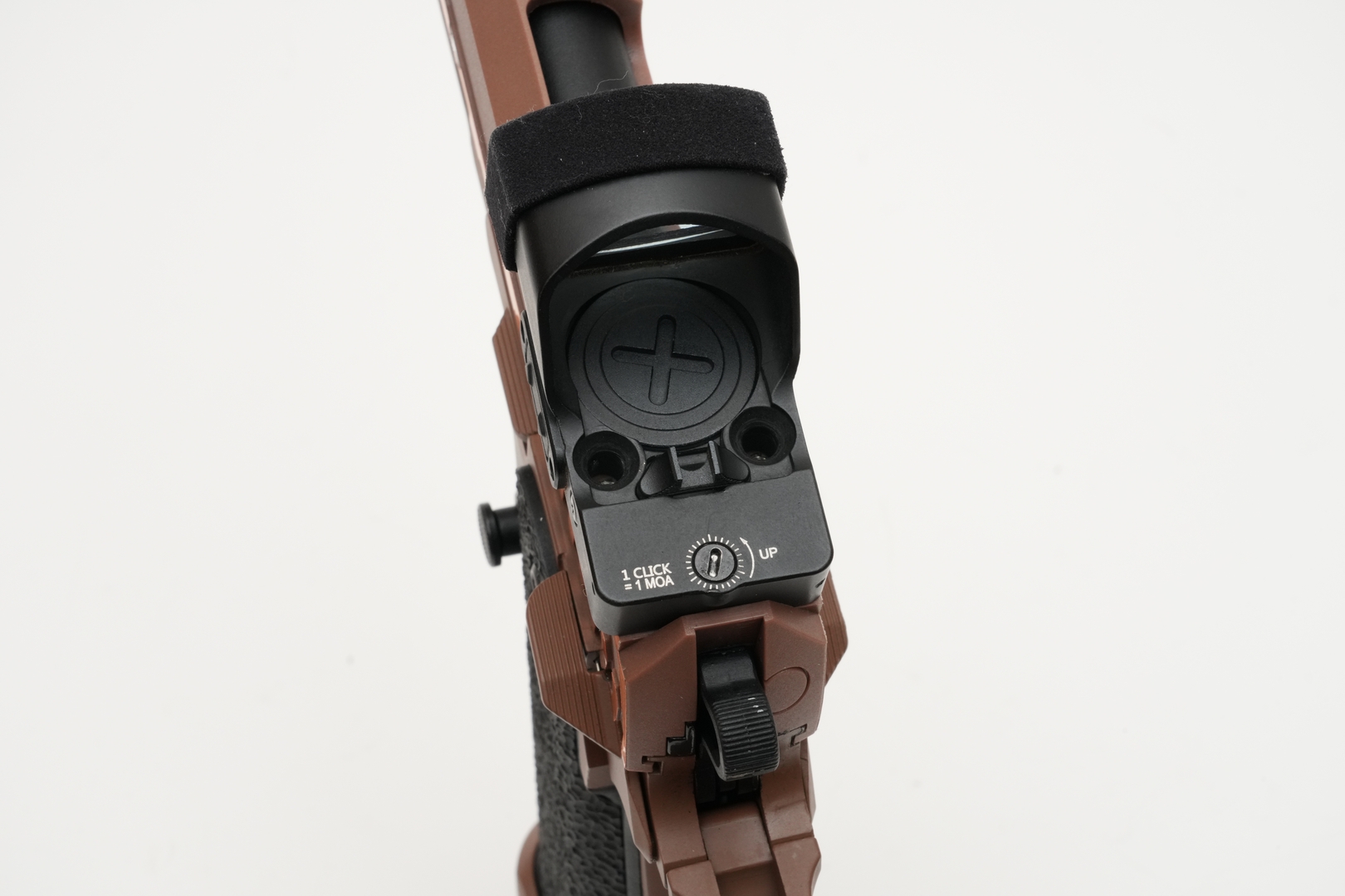 今回は「NOVEL ARMS ABSOLUTE PRO」を仮に装着してみた。直付けすると低い位置で固定されるので、視差（パララックス）の影響を低減できる