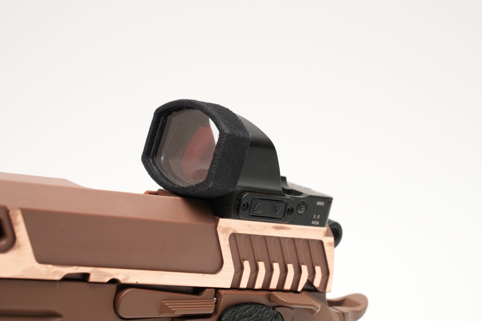 今回は「NOVEL ARMS ABSOLUTE PRO」を仮に装着してみた。直付けすると低い位置で固定されるので、視差（パララックス）の影響を低減できる