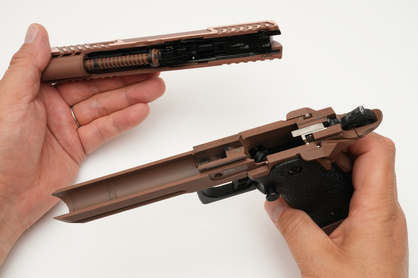 ホップアップ調整ダイヤルにクリック感はないが、爪をかければ軽い力で回せる