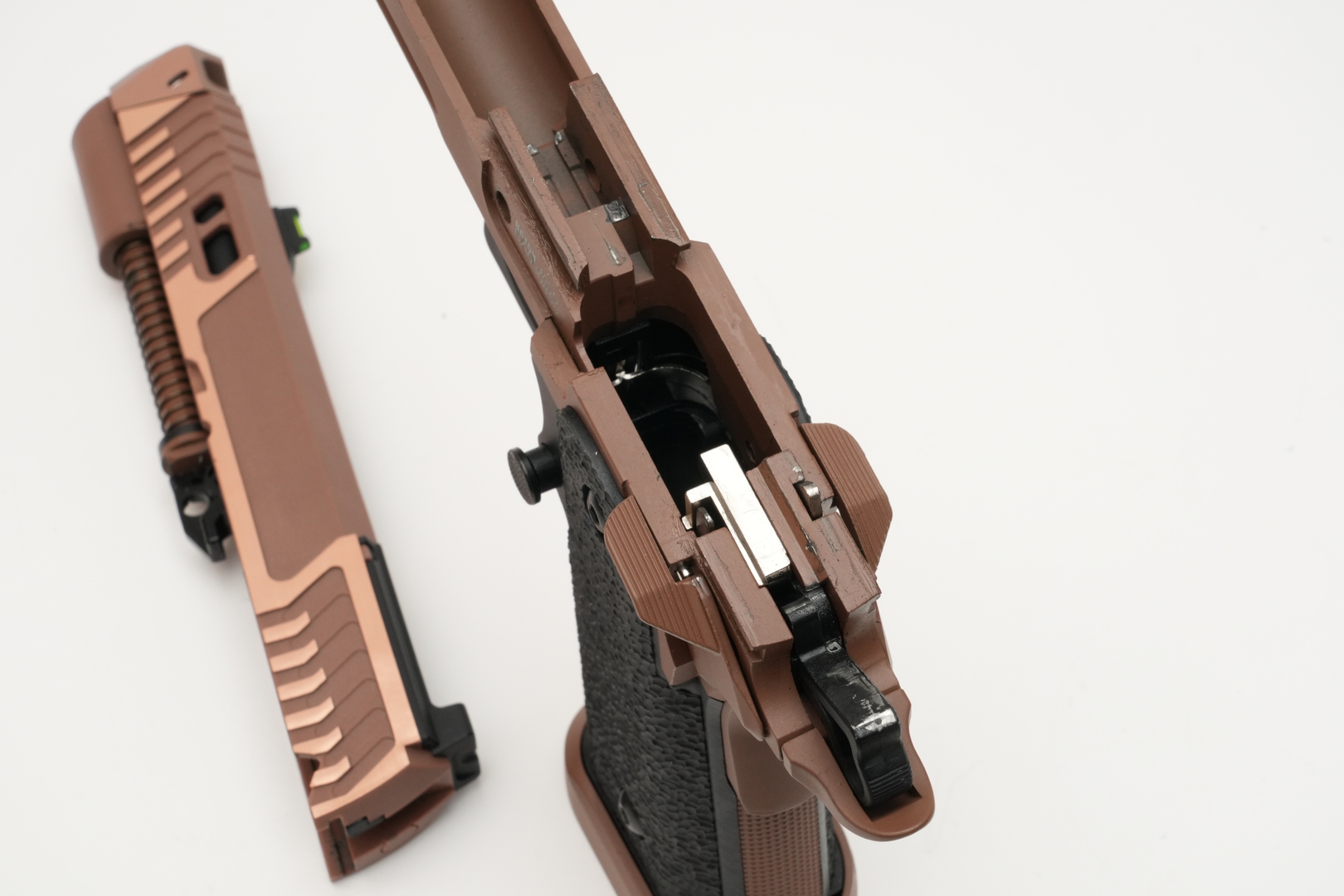 ホップアップ調整ダイヤルにクリック感はないが、爪をかければ軽い力で回せる