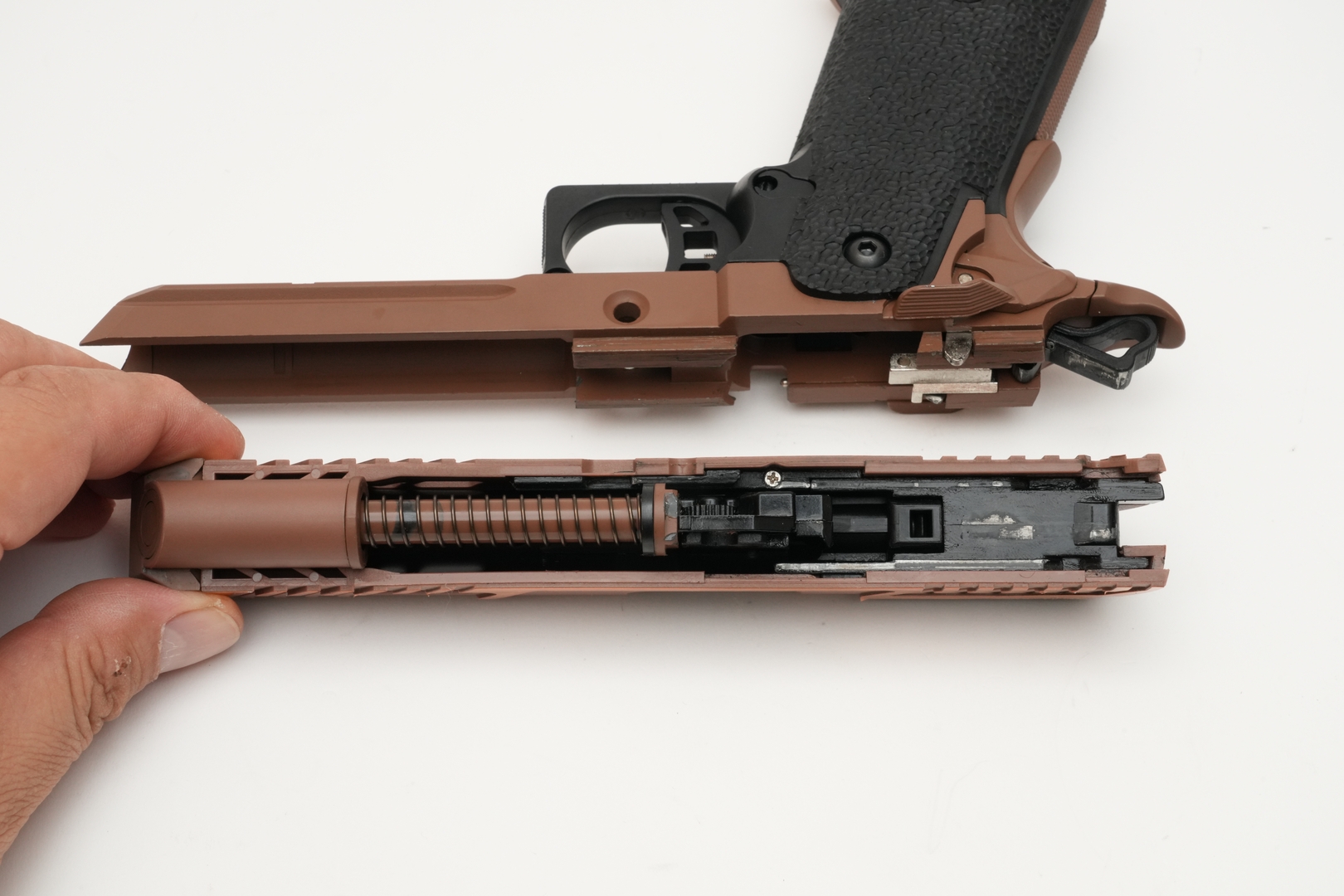 ホップアップ調整ダイヤルにクリック感はないが、爪をかければ軽い力で回せる