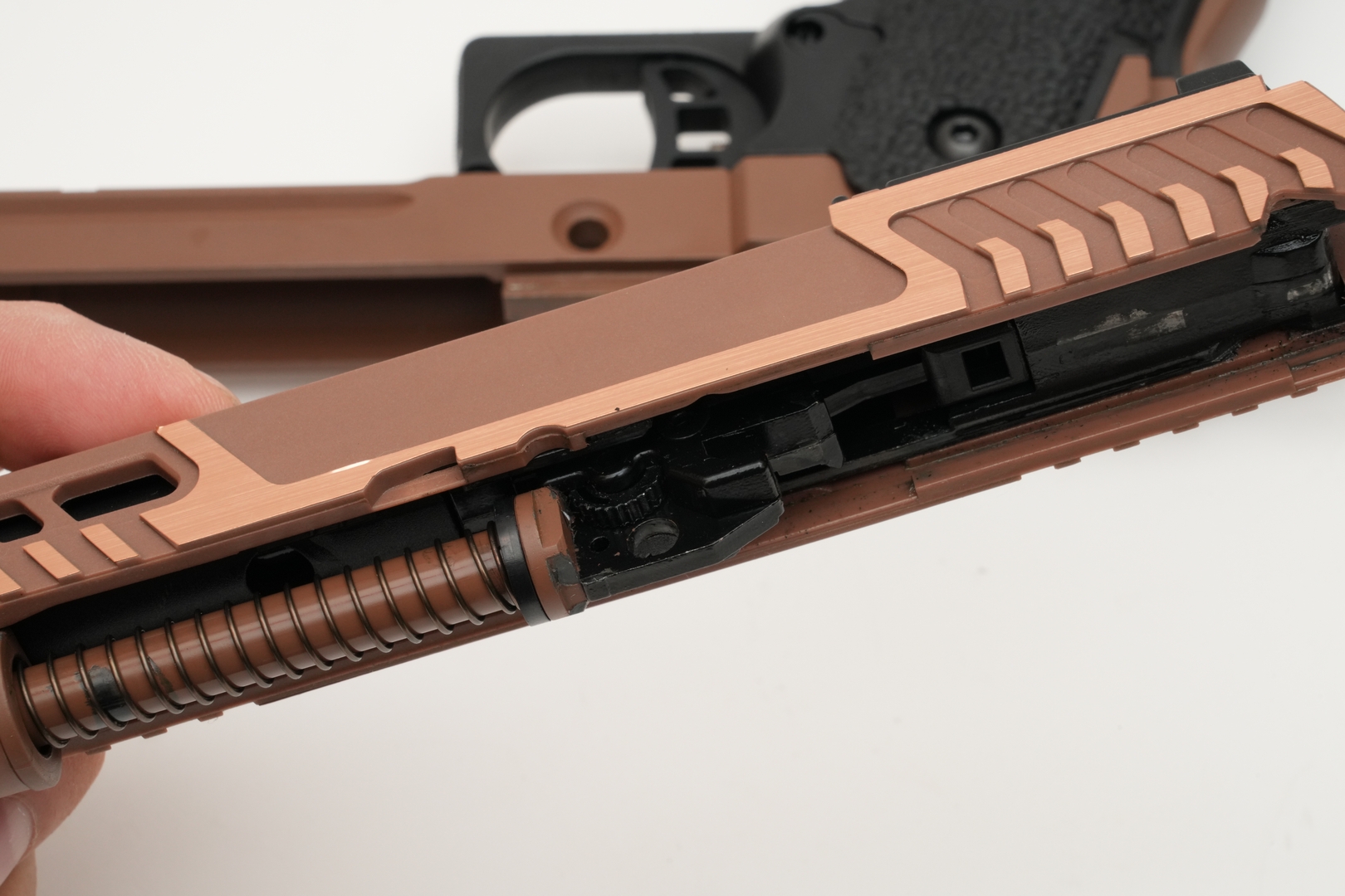 ホップアップ調整ダイヤルにクリック感はないが、爪をかければ軽い力で回せる