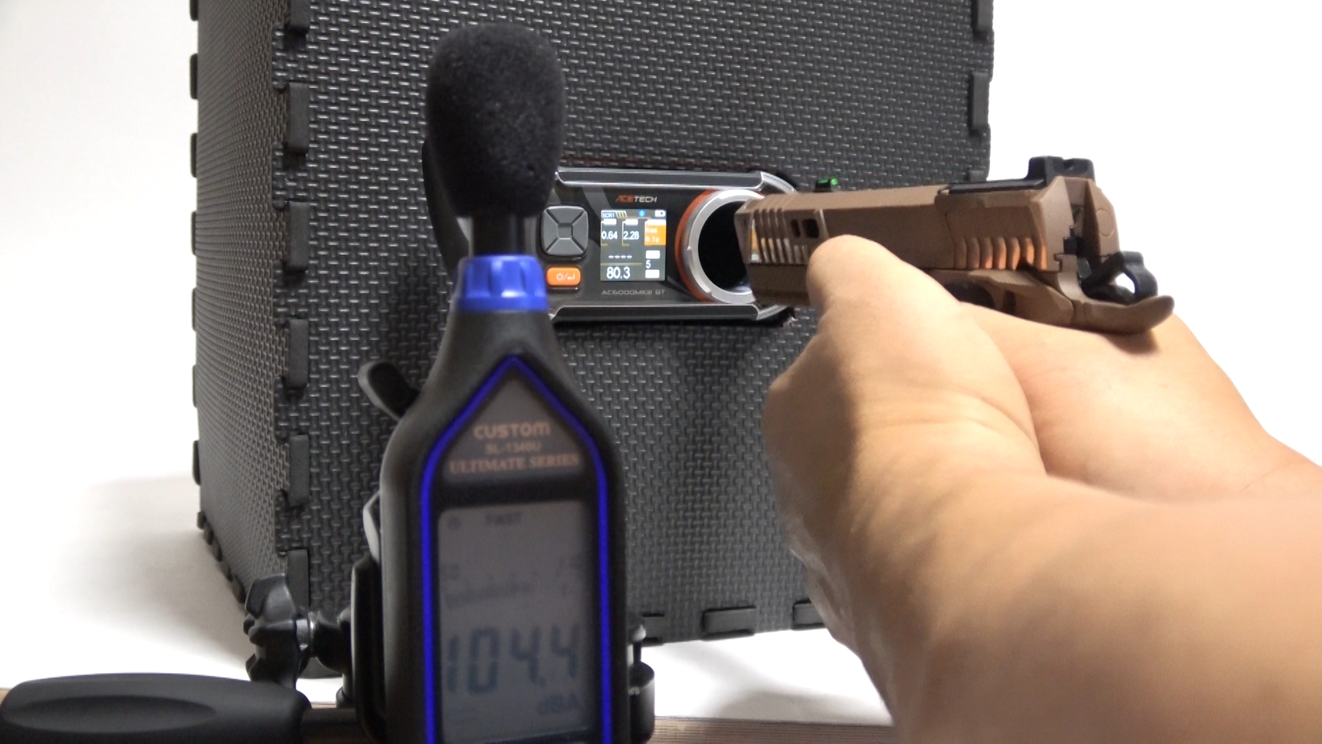 射撃時至近距離の最大音量は104.4dBA