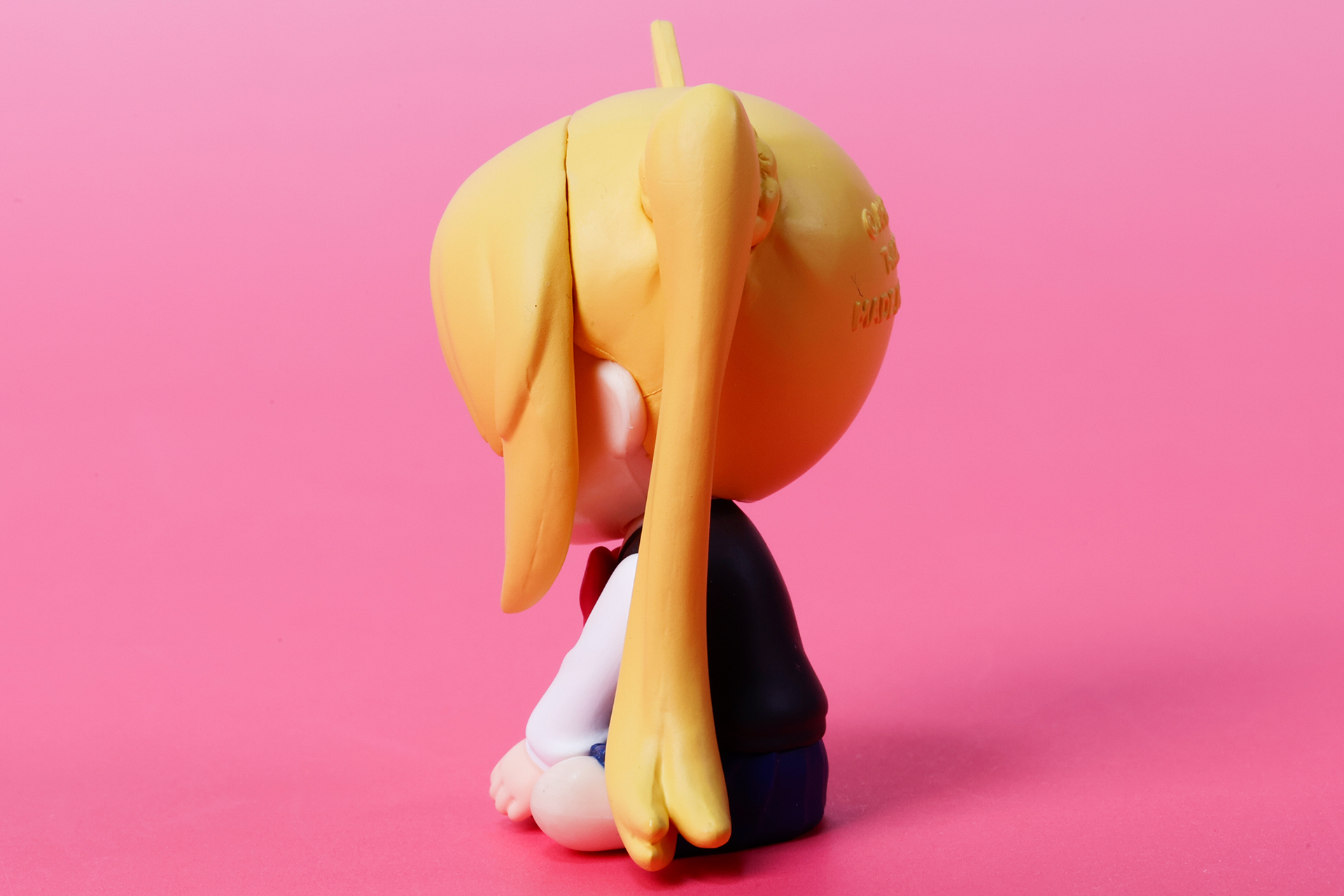 横でまとめた長い髪は地面すれすれだ