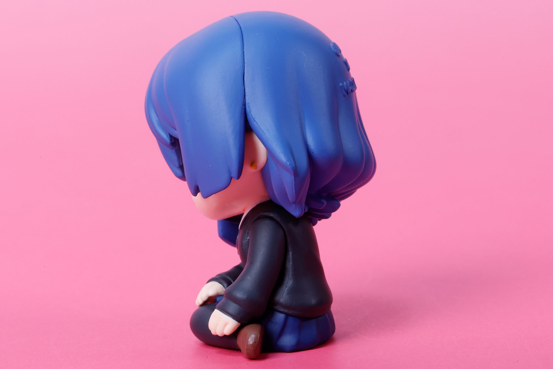 髪の合間から耳が出ているのがわかる