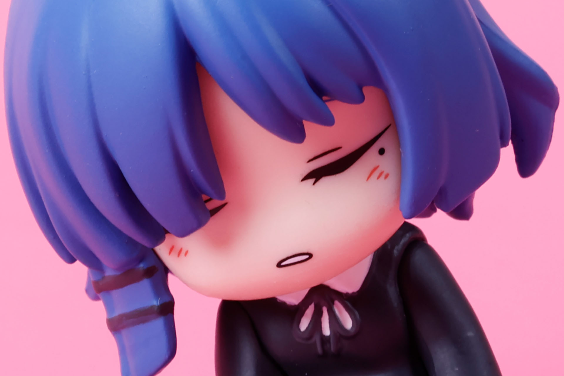 つい寝込んでしまったのか、口元が微妙に緩んでいる