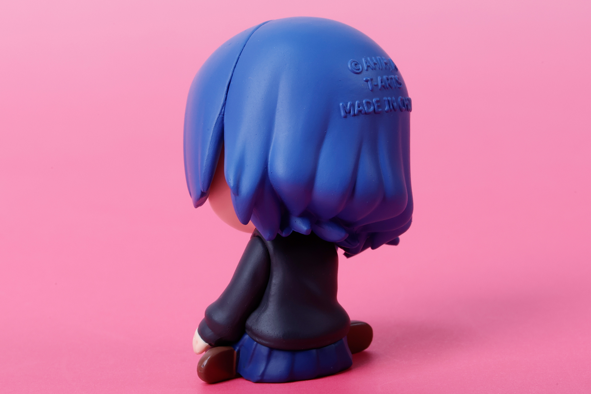 髪や制服など全体的に青系統の色彩だが絶妙に塗り分けられている