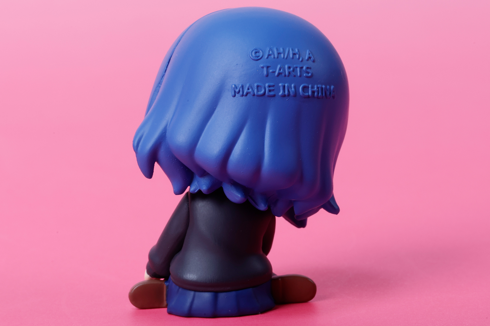 制服もよく見るとシワが付けられている