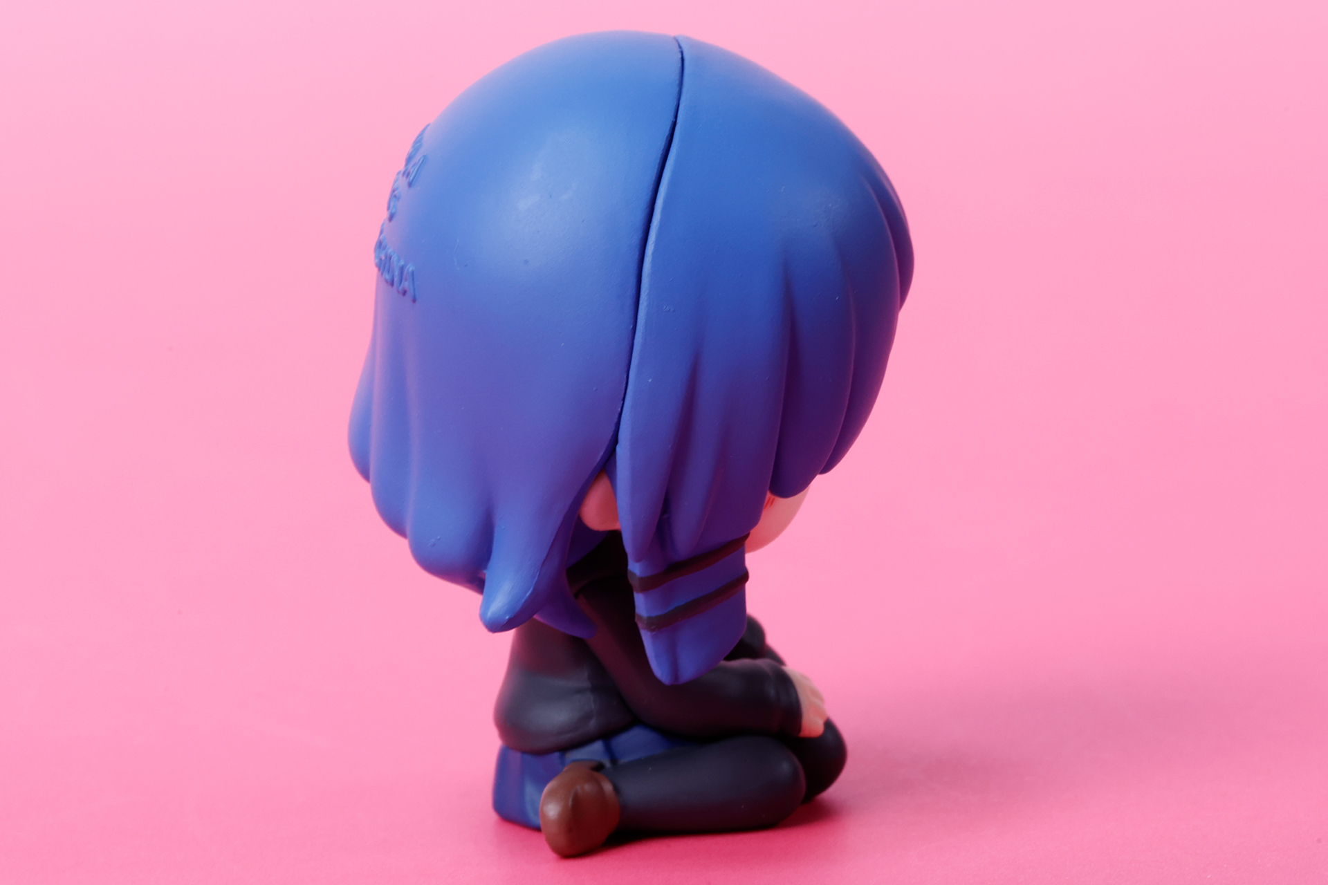 片方の髪は2本のヘアピンでまとめられている