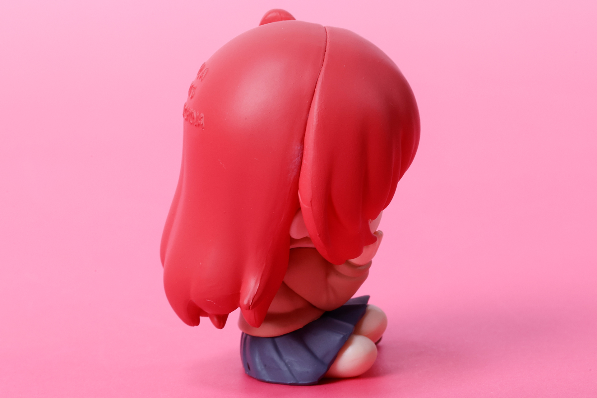 写真ではわかりにくいが、髪の合間から若干白い襟の部分が見える