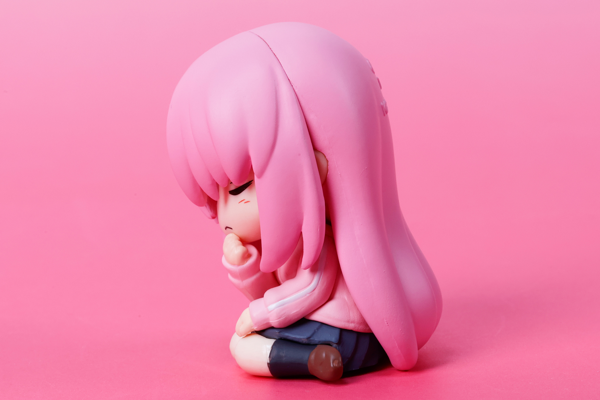 ピンク色のジャージには白いラインが入っている