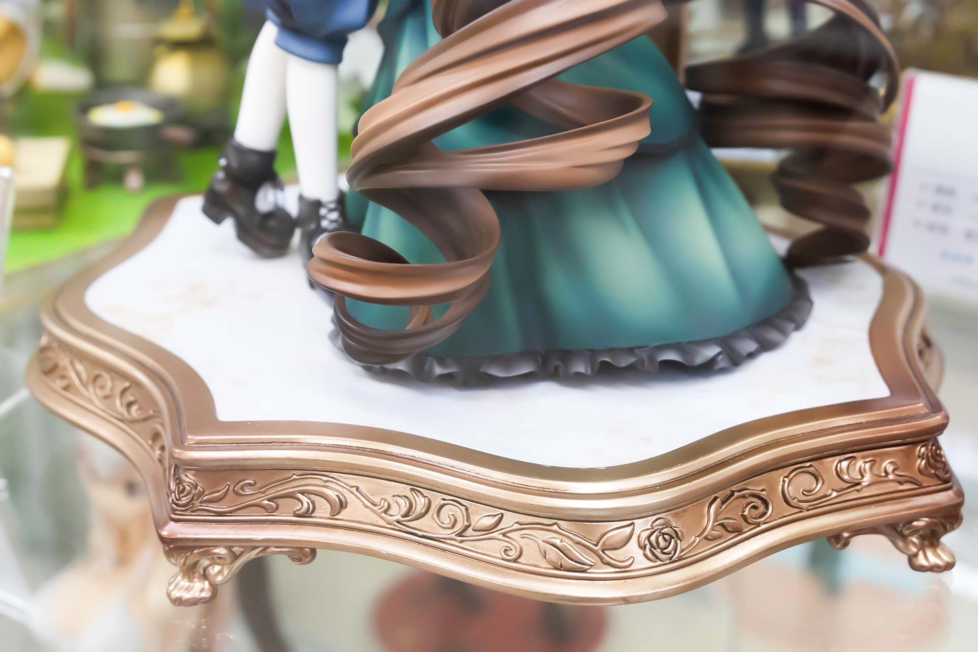 台座もフィギュア本体に劣らず、豪勢なデザインだ