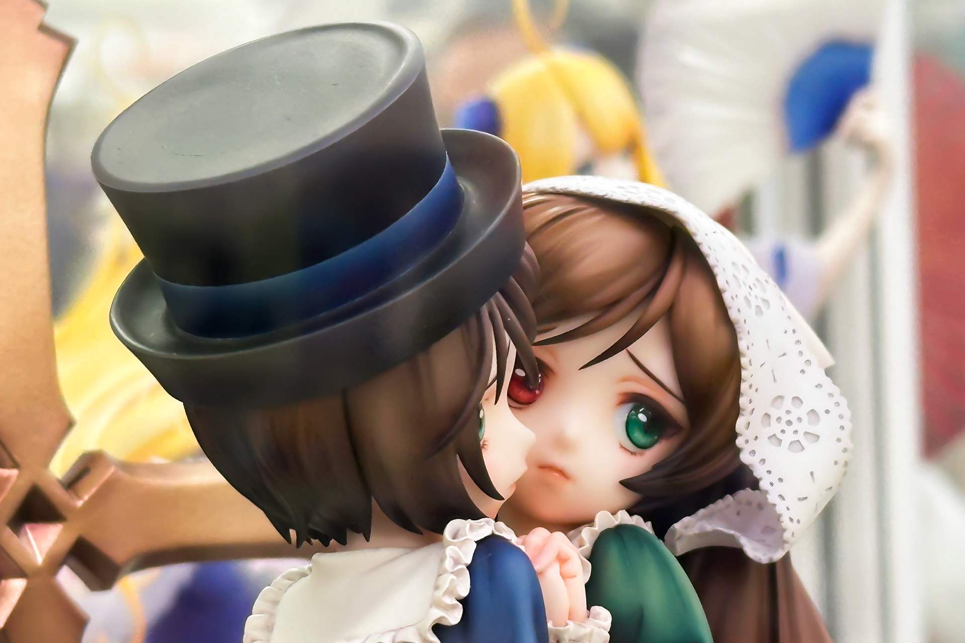 シルクハットとヘッドドレスと、それぞれが頭に身に付けているアイテムもしっかりと作り込まれている