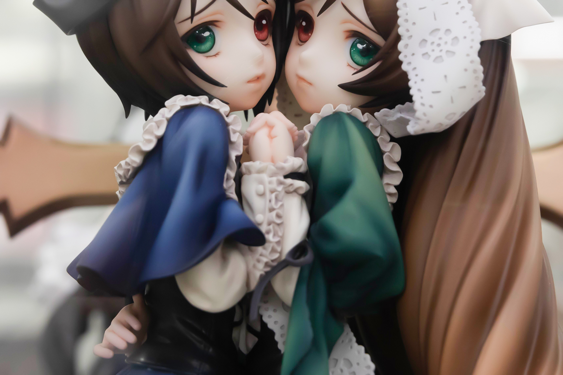 お互いの手を合わせるように握りしめているところがかわいらしい