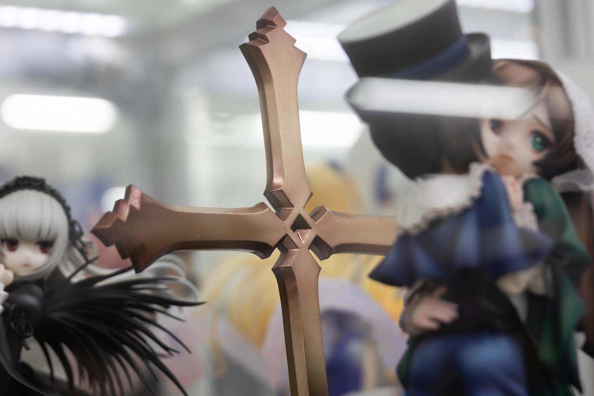 ふたりの背後には、大きな十字架が立っている