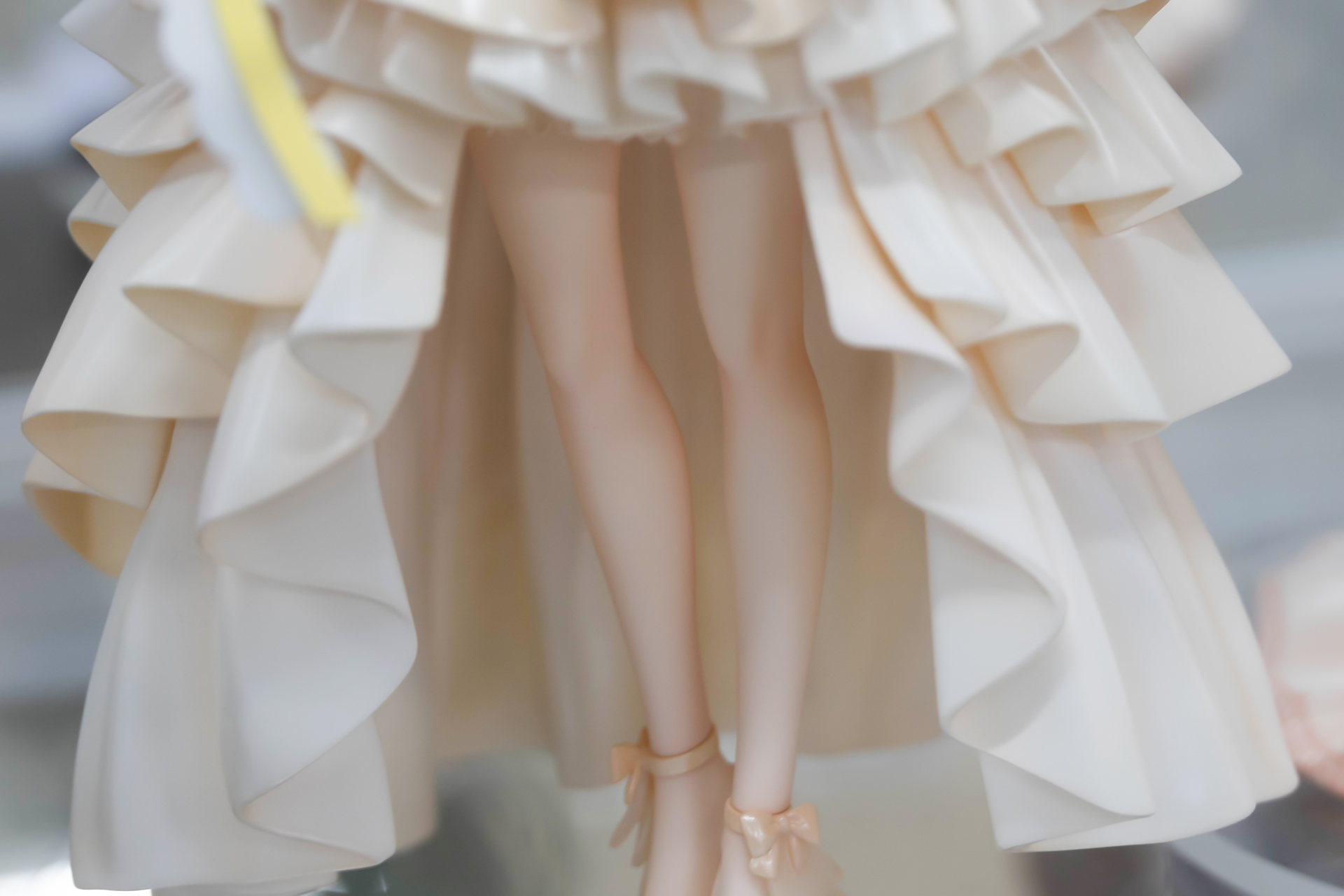 足元が大きく開いたセクシーなスタイルだ