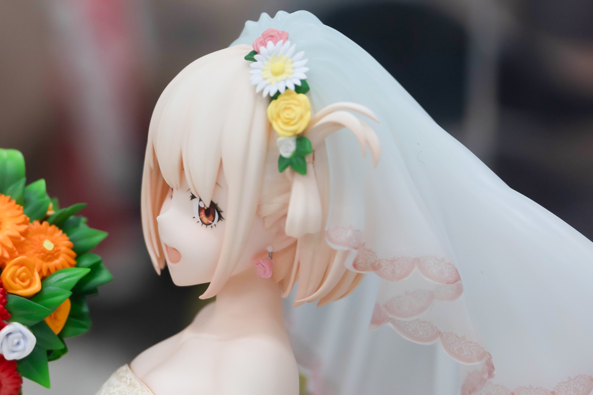 ウェディングベールにも花が添えられている