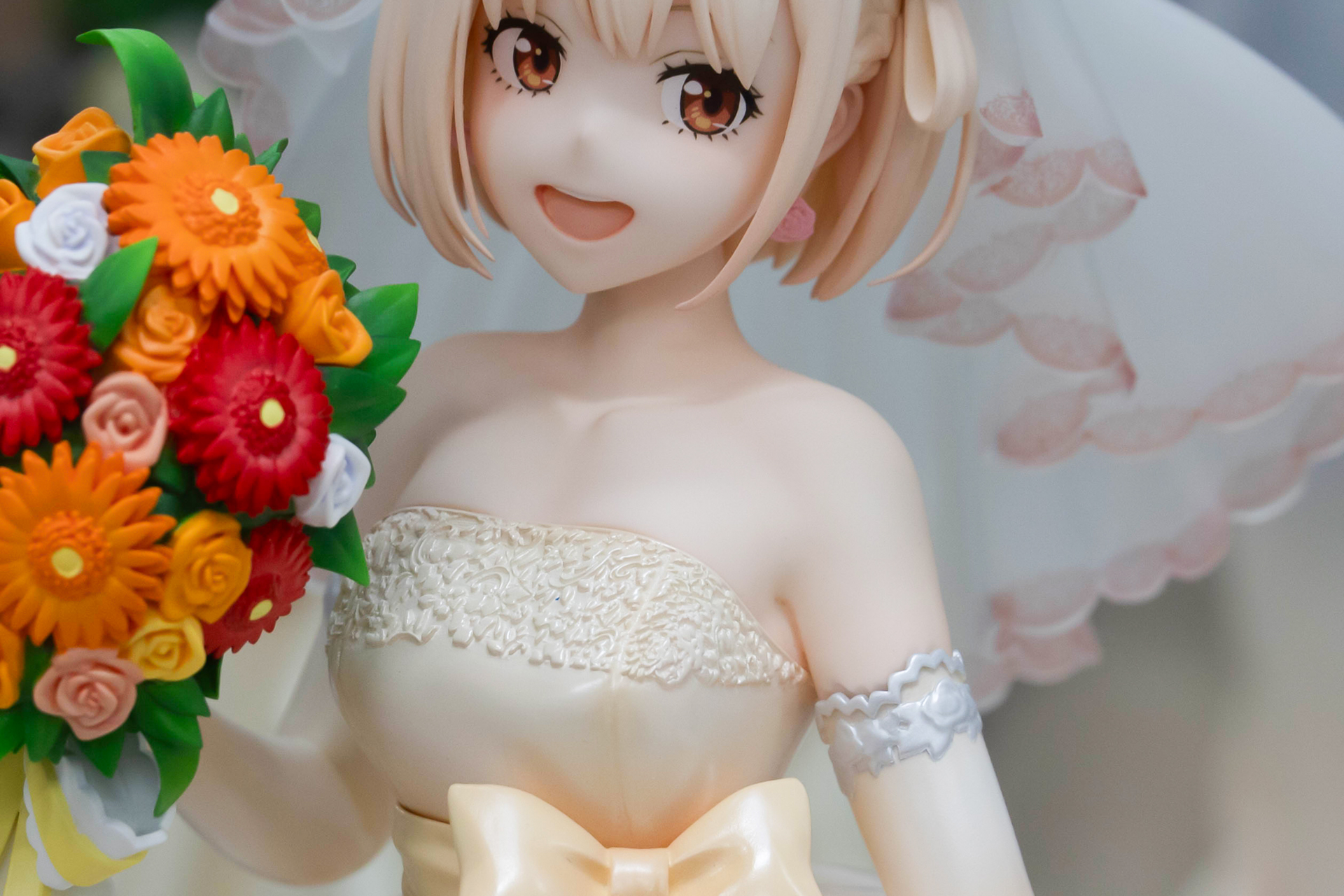 ドレスの色が白い肌と同化しているようだ