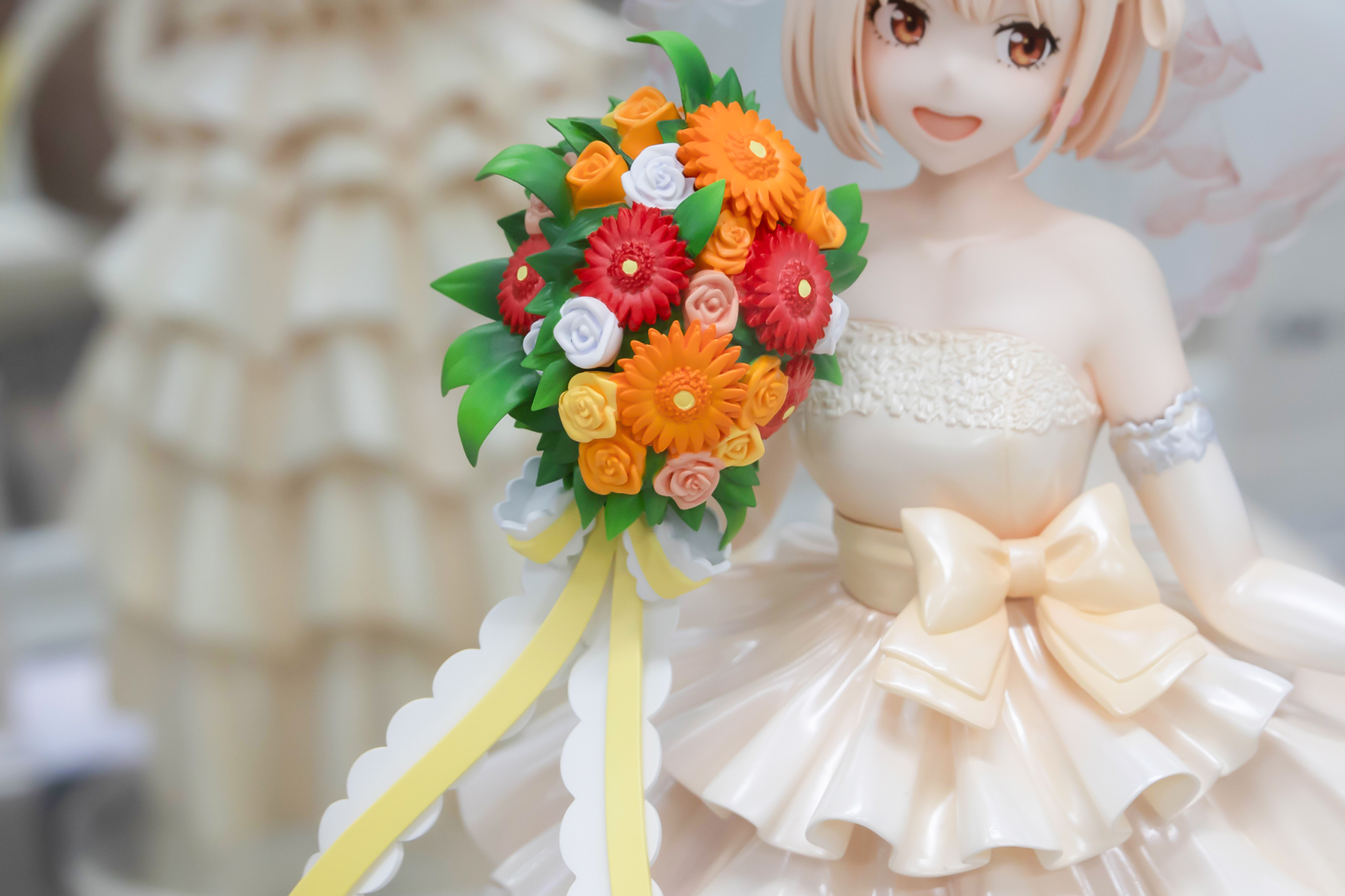 手にはカラフルな花をあしらったブーケを持っている