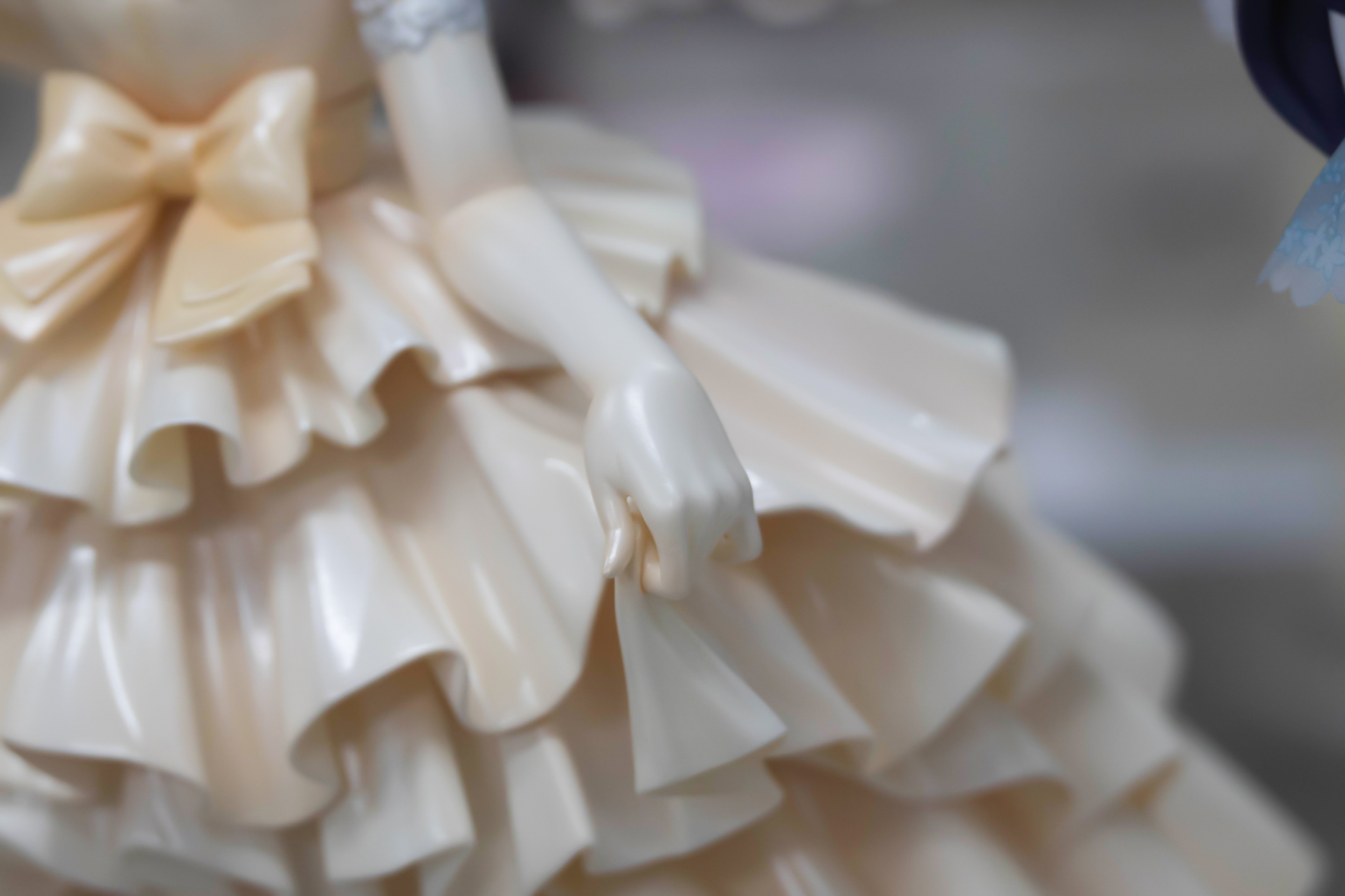 フリルを手に持つ姿もかわいい