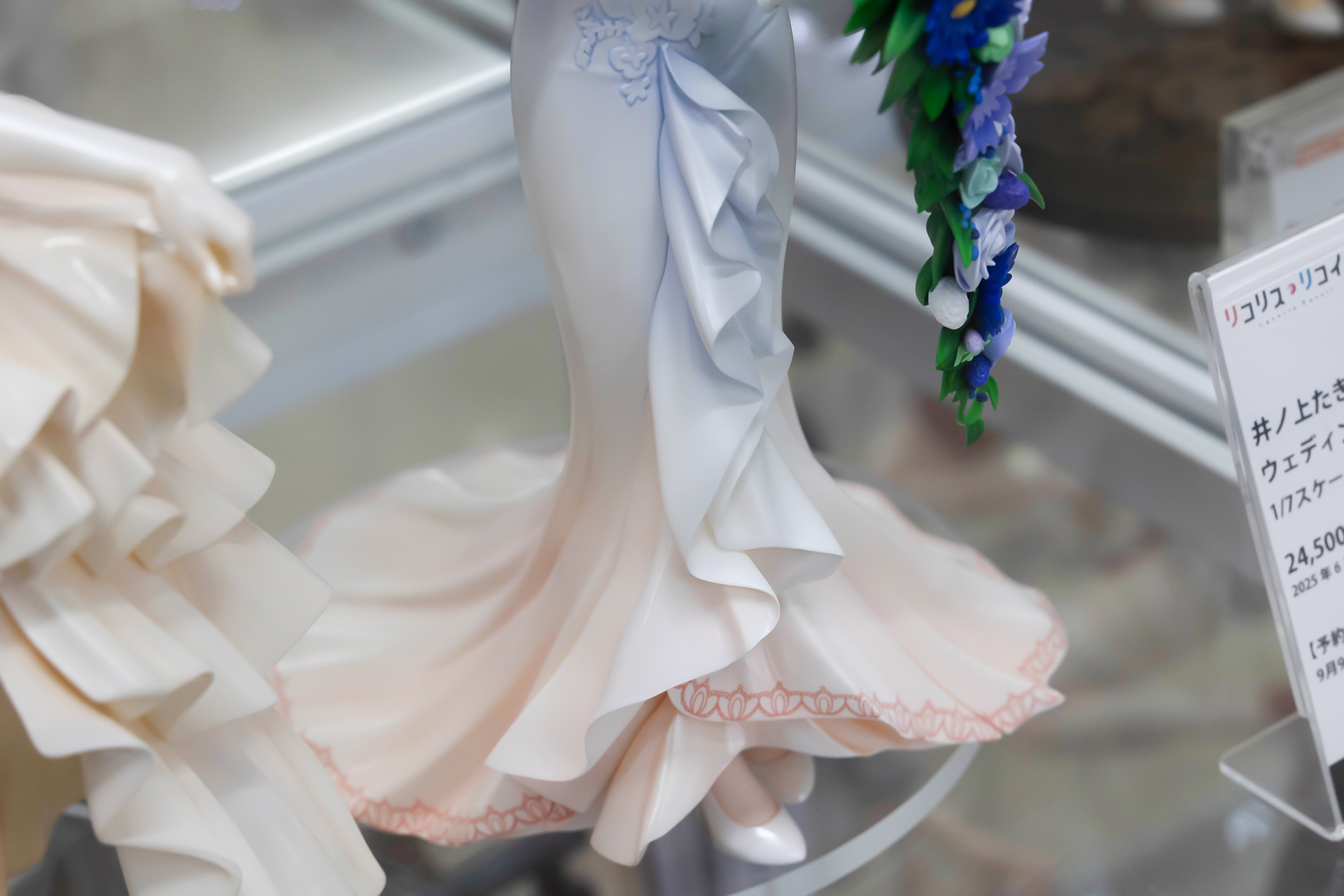 ドレスは足元付近がやや青くなっているなど、グラデーションが掛かっている