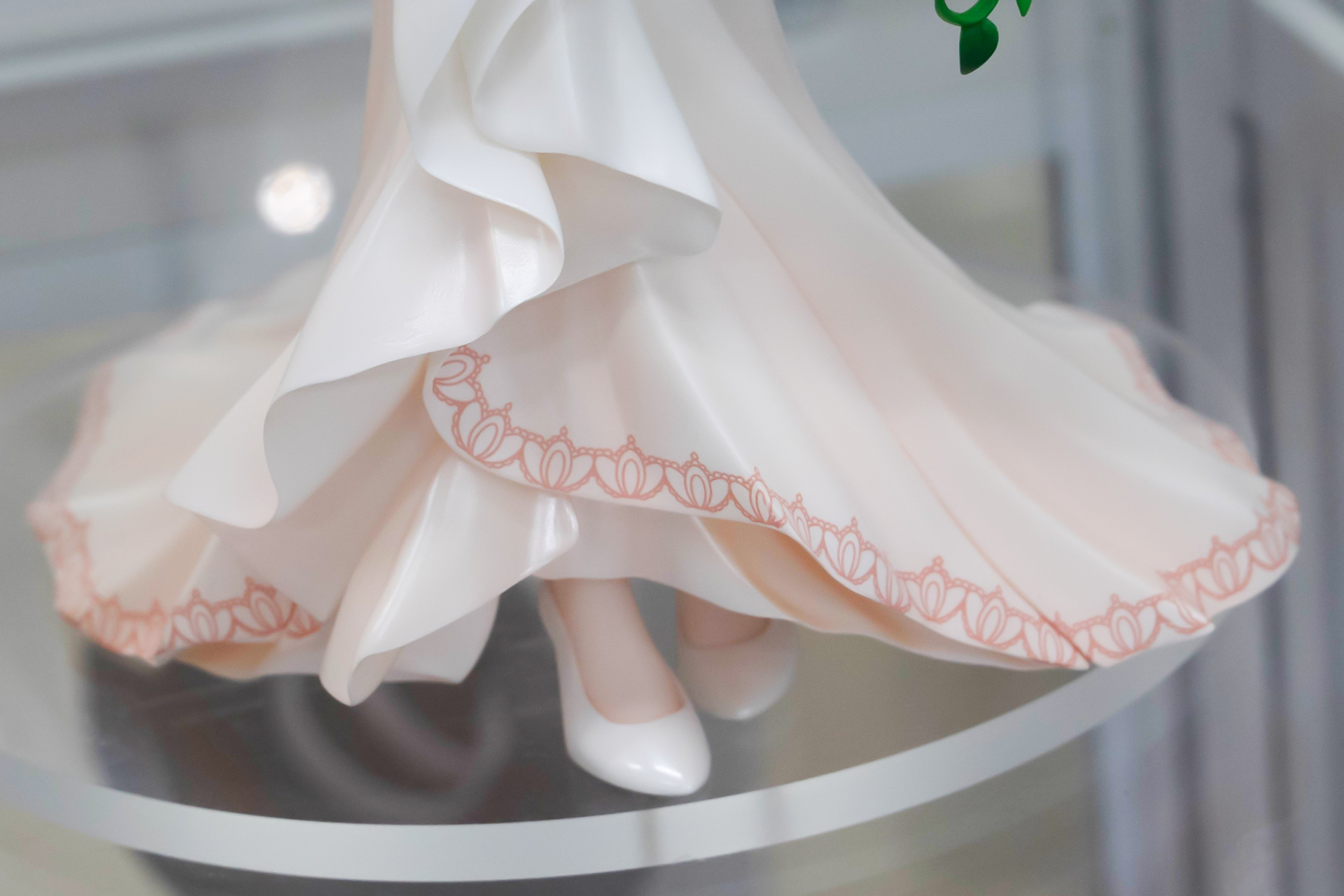 足元は控えめだが、白いウェディングシューズで清楚な印象だ