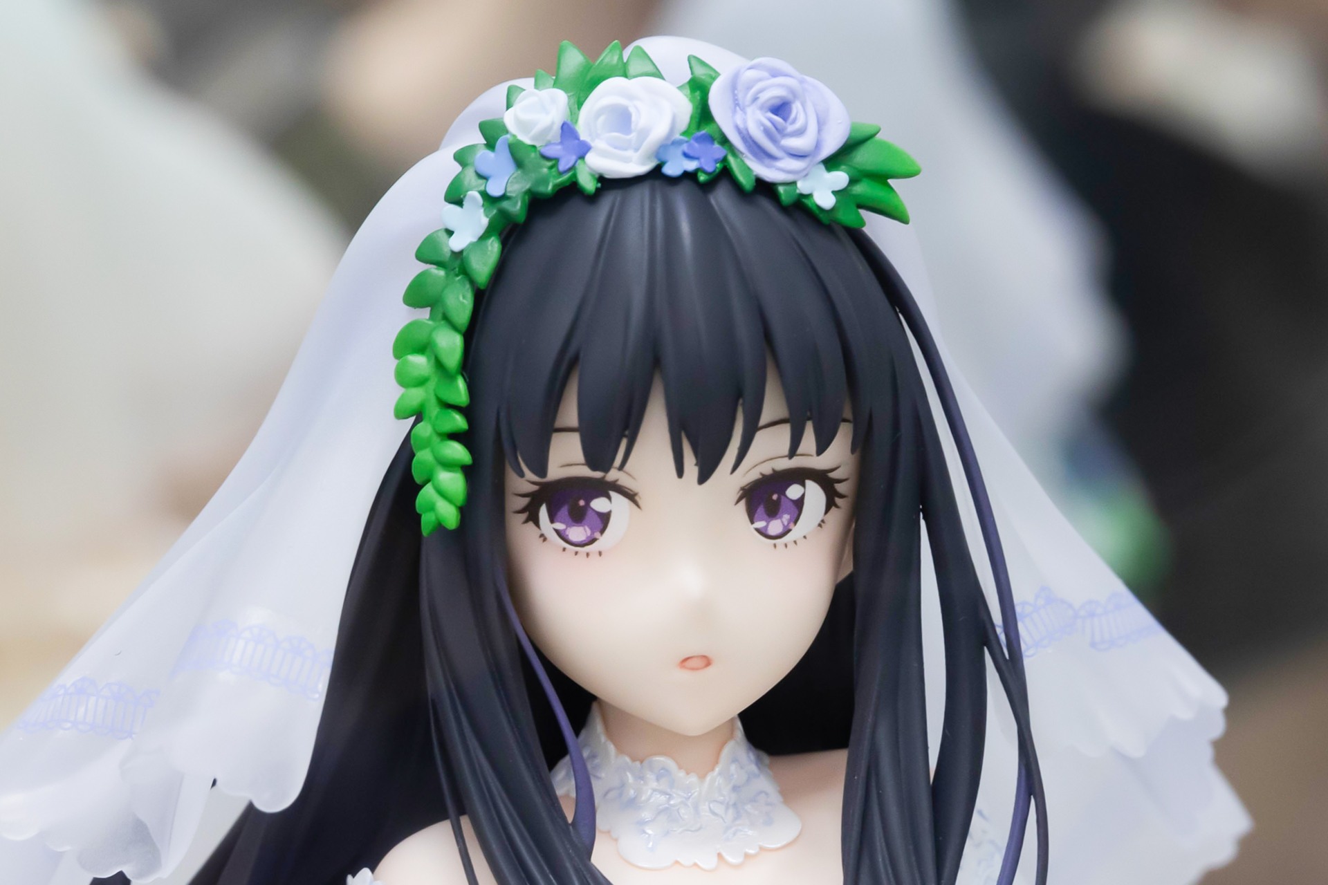 頭に付けたウェディングベールも似合っている