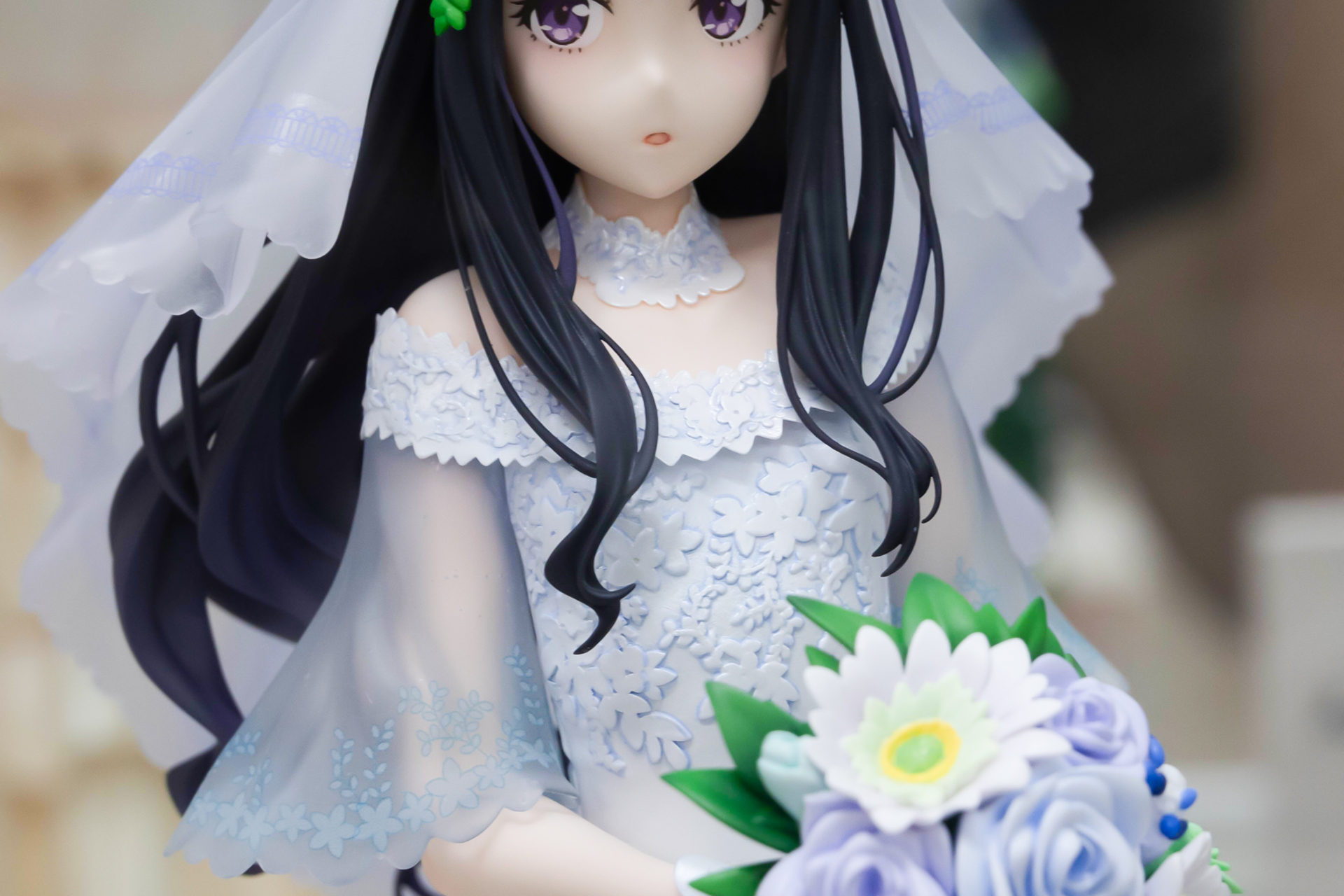 首や胸元あたりには細かいレースの模様で表現されている