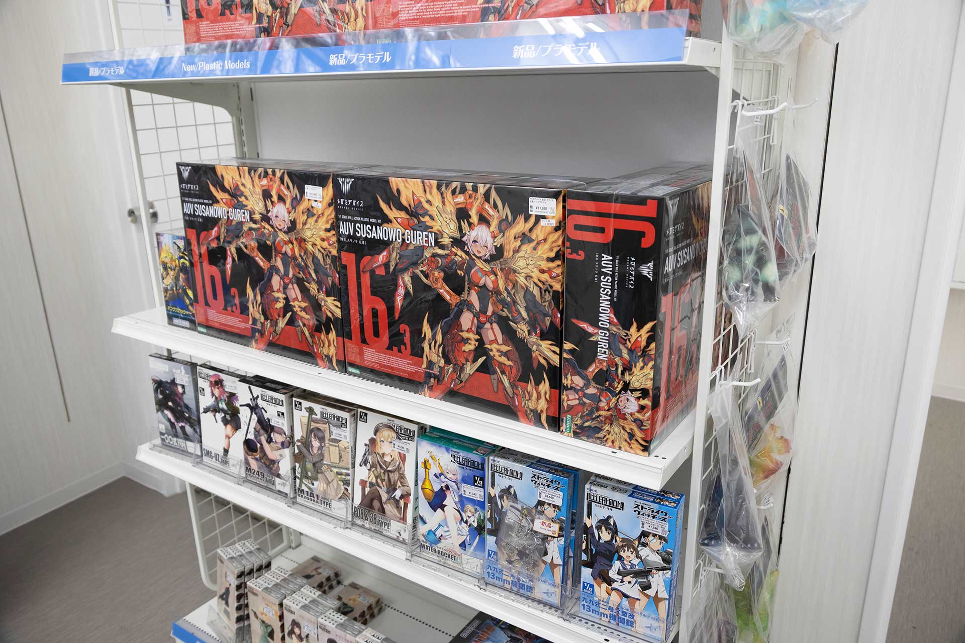 フィギュアだけではなく、数は多くないものの新品のプラモデルも販売されている