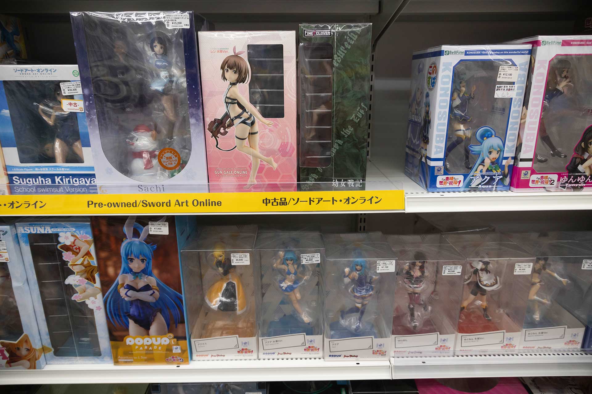 棚のラベルを参考に、目的の商品を見つけよう