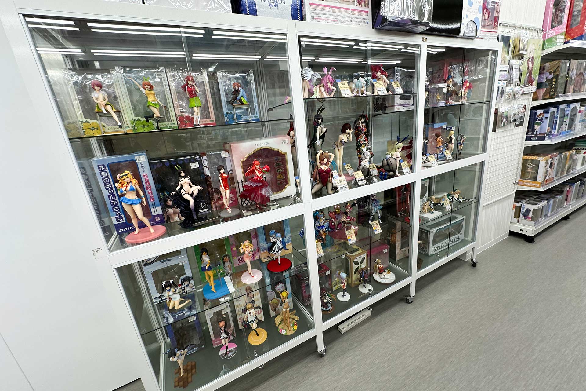 棚にもいくつか美少女フィギュアが展示されていた